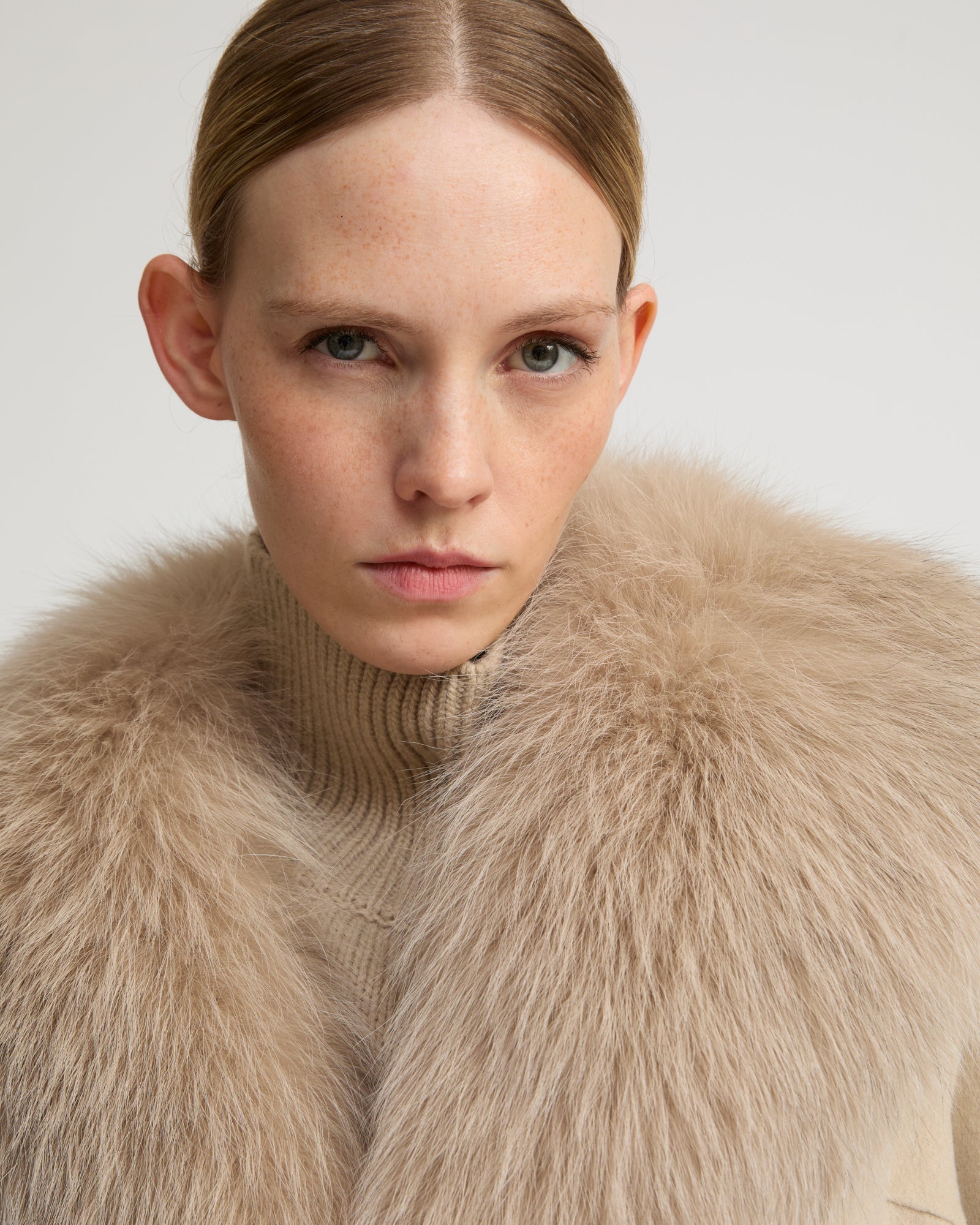 Belted coat in cashmere wool with fox fur collar and lapel - Yves Salomon