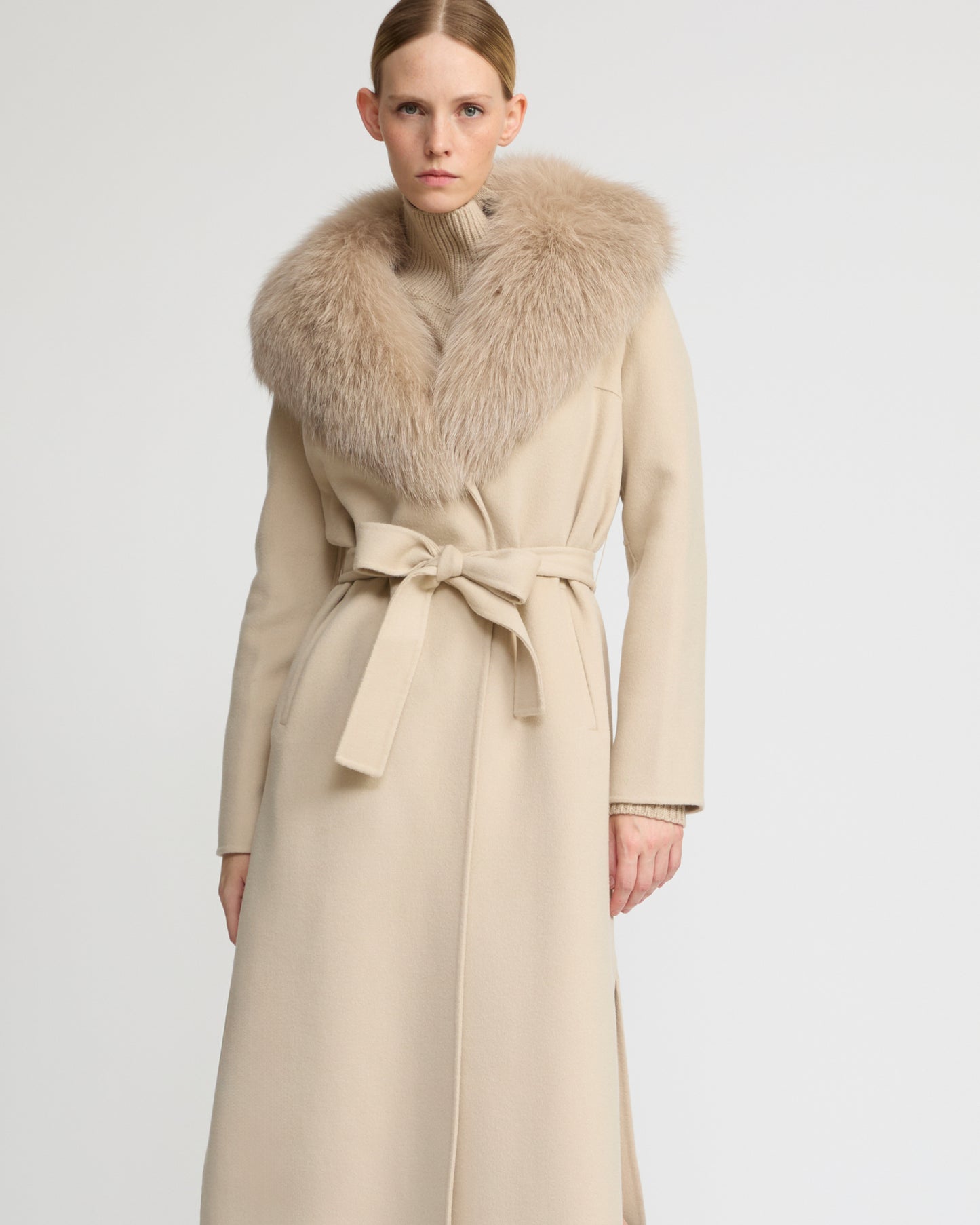 Belted coat in cashmere wool with fox fur collar and lapel - Yves Salomon