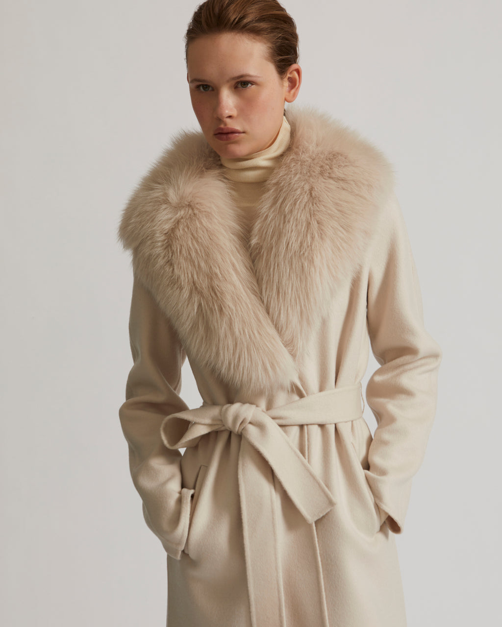 Belted coat in cashmere wool with fox fur collar and lapel