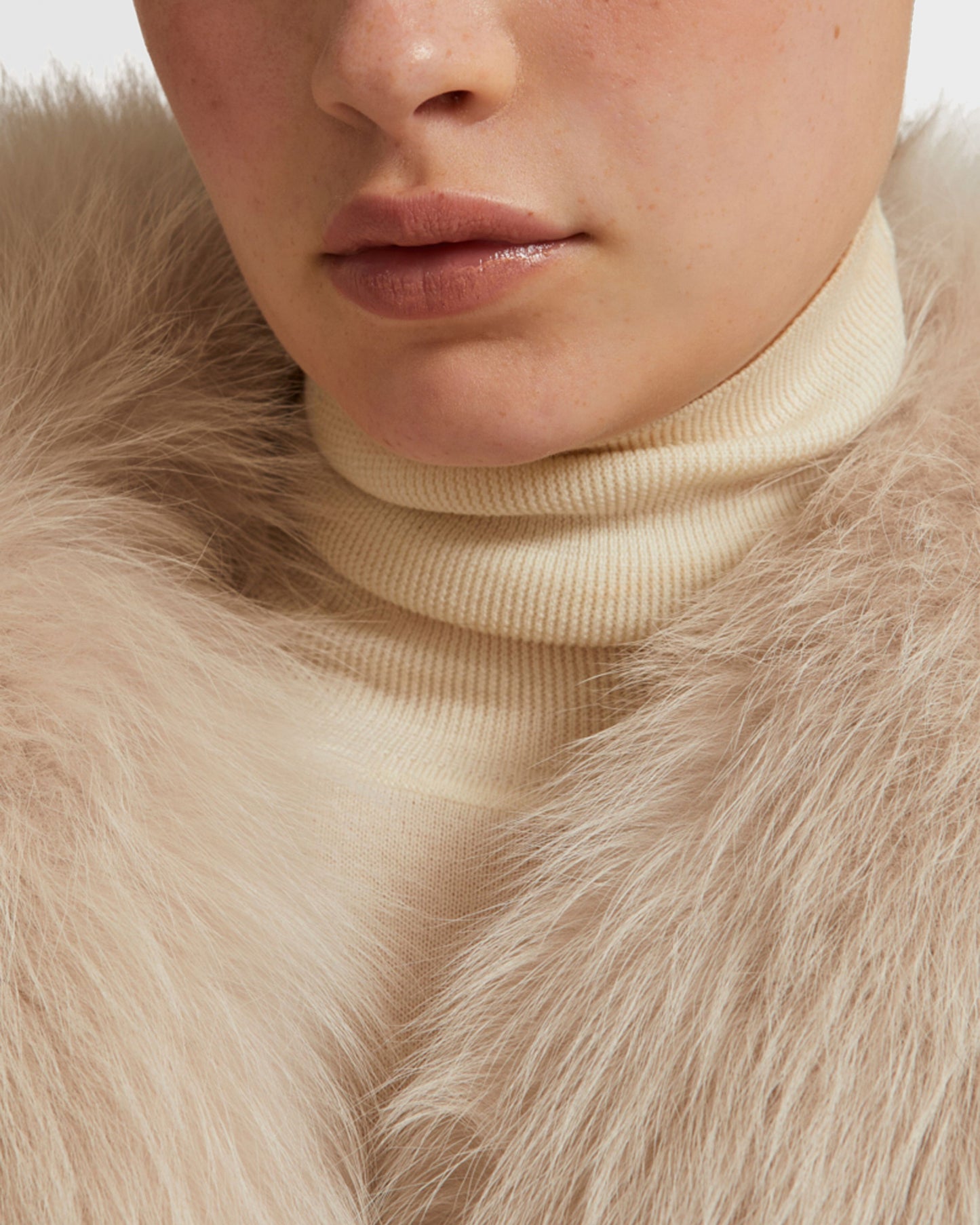 Belted coat in cashmere wool with fox fur collar and lapel
