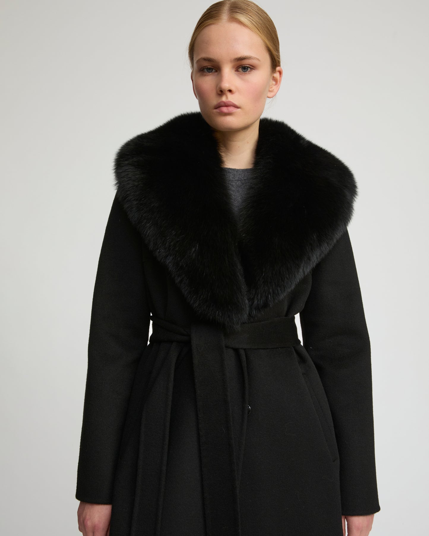 Belted coat in cashmere wool with fox fur collar and lapel - Yves Salomon