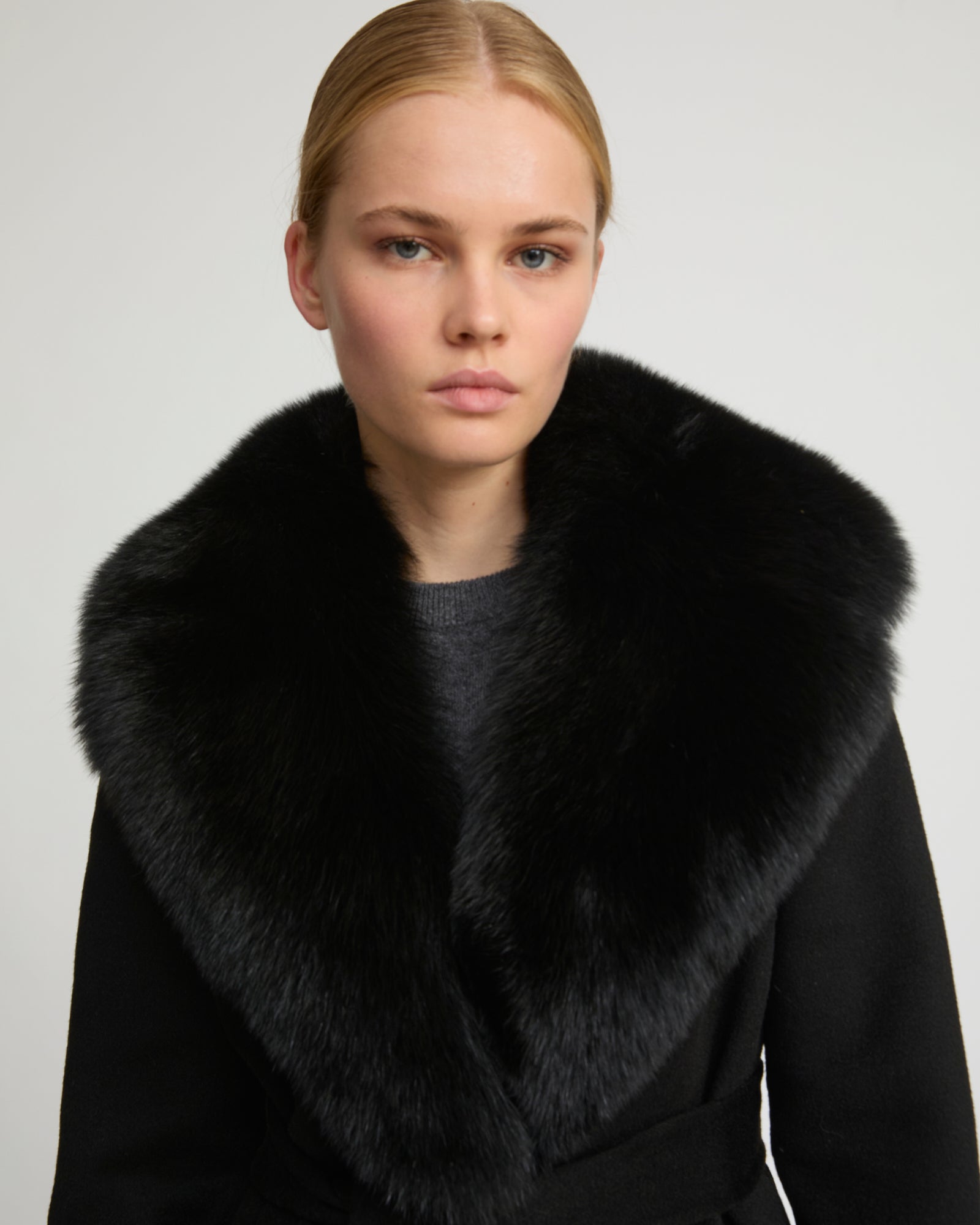 Belted coat in cashmere wool with fox fur collar and lapel - Yves Salomon
