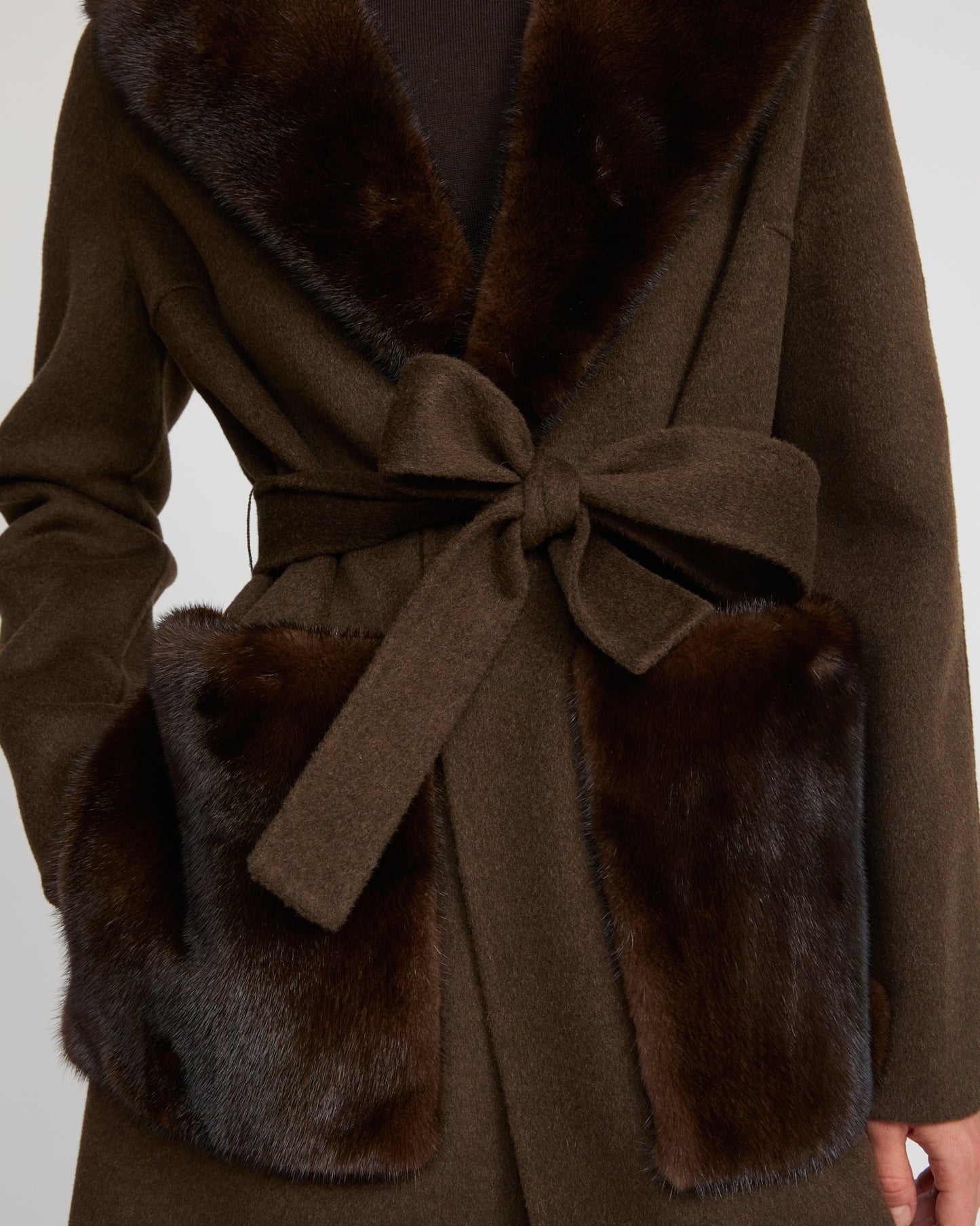 Belted coat in cashmere wool with mink fur collar and over-pockets - Yves Salomon