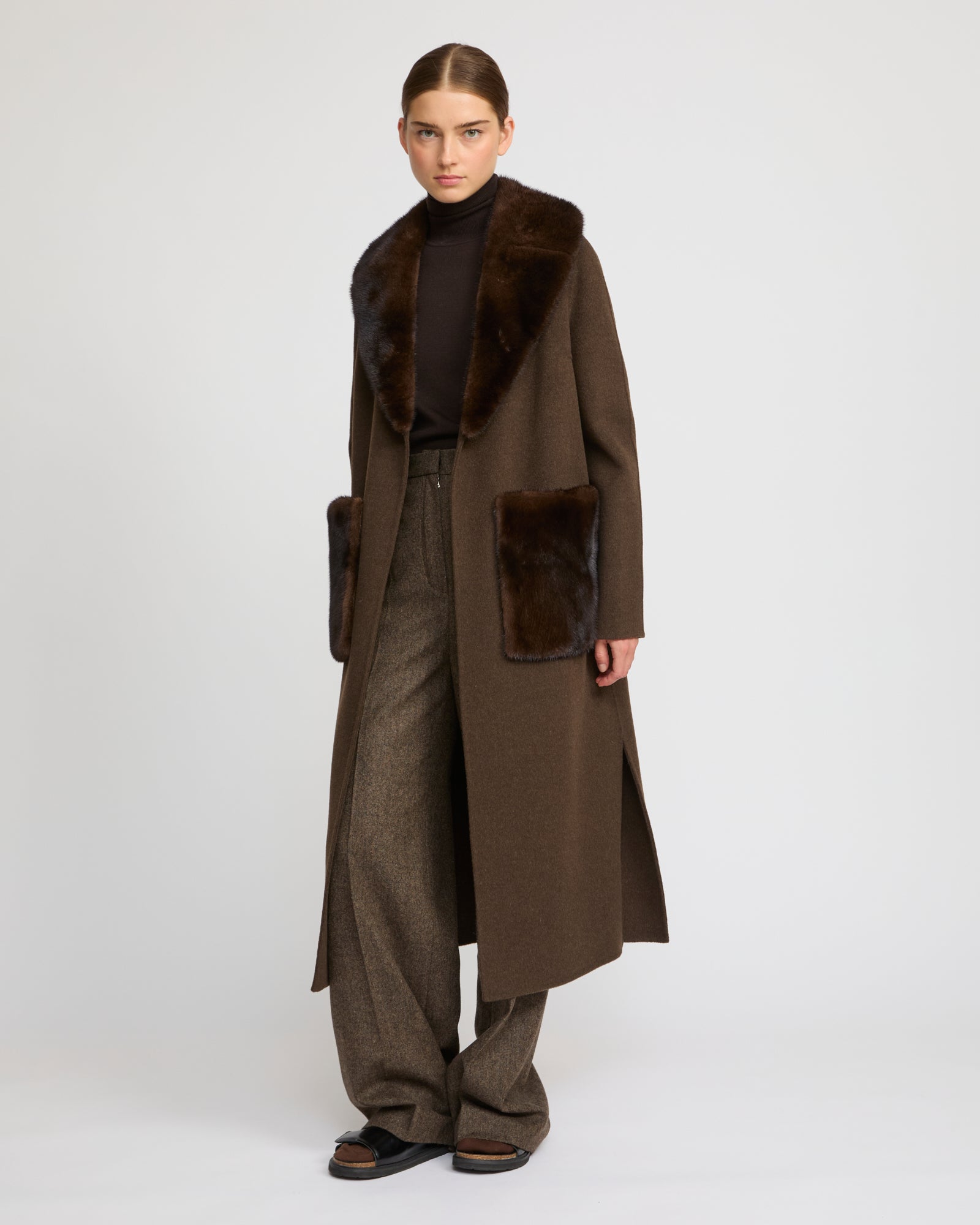 Belted coat in cashmere wool with mink fur collar and over-pockets - Yves Salomon