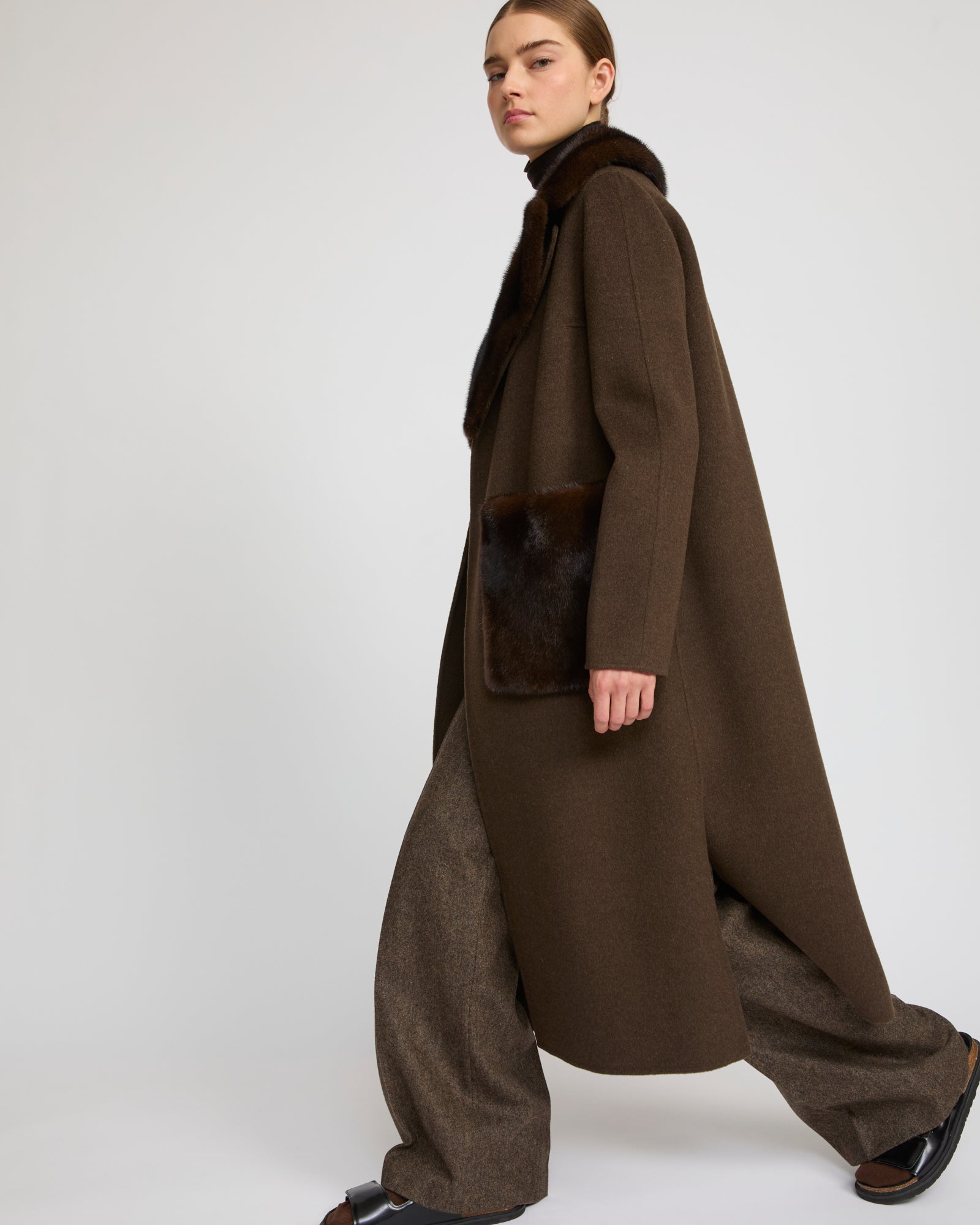 Belted coat in cashmere wool with mink fur collar and over-pockets - Yves Salomon