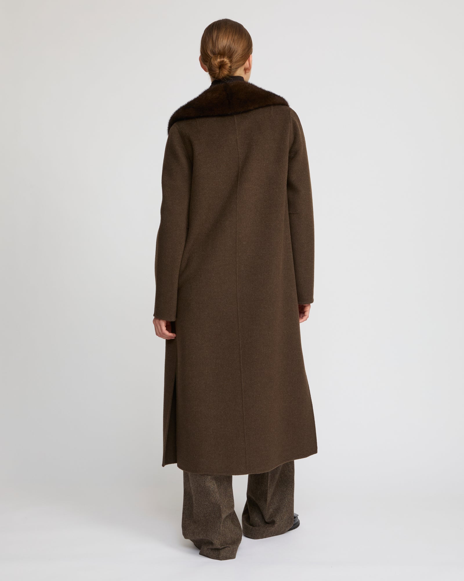 Belted coat in cashmere wool with mink fur collar and over-pockets - Yves Salomon