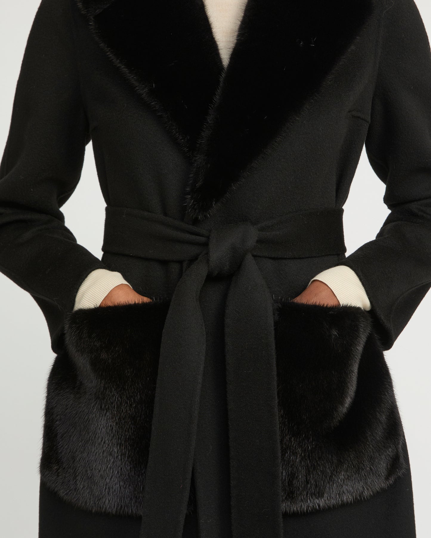 Belted coat in cashmere wool with mink fur collar and over-pockets - Yves Salomon