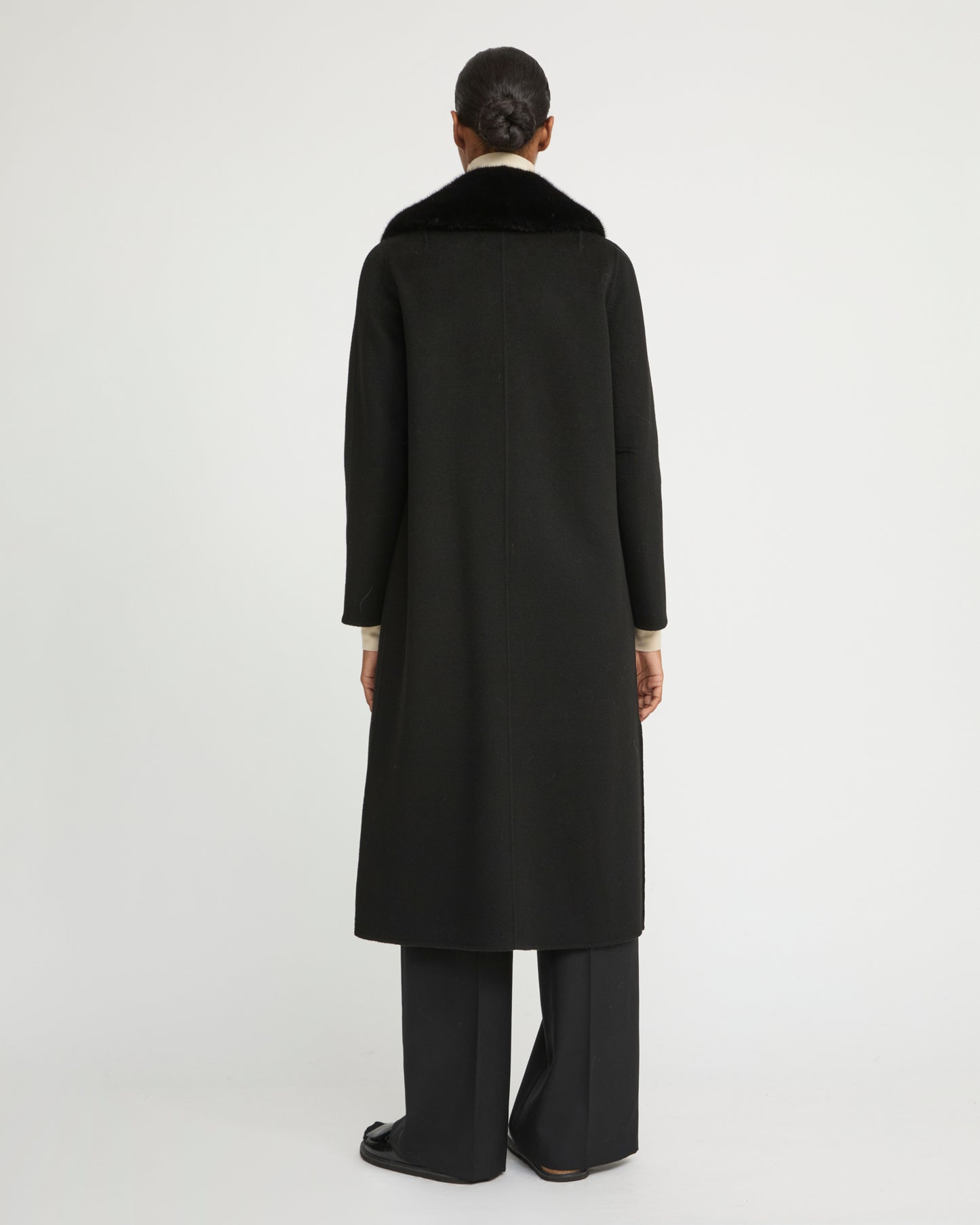 Belted coat in cashmere wool with mink fur collar and over-pockets - Yves Salomon
