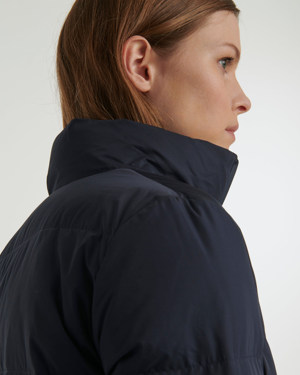 Short foldable down jacket