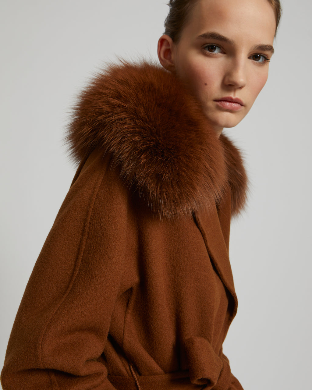 Belted coat in cashmere wool with fox fur collar