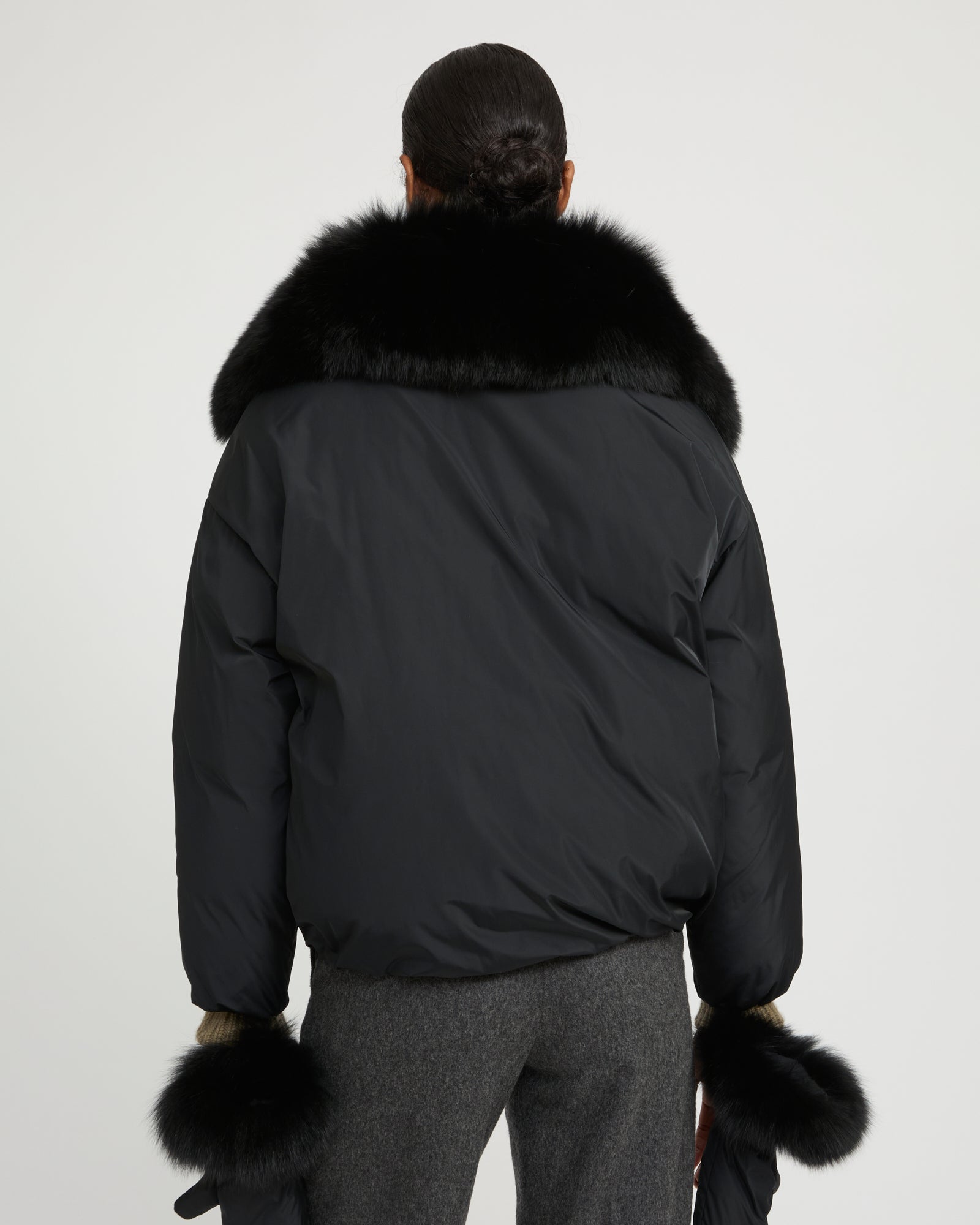 Short technical fabric down jacket with detachable fox fur collar - Yves Salomon