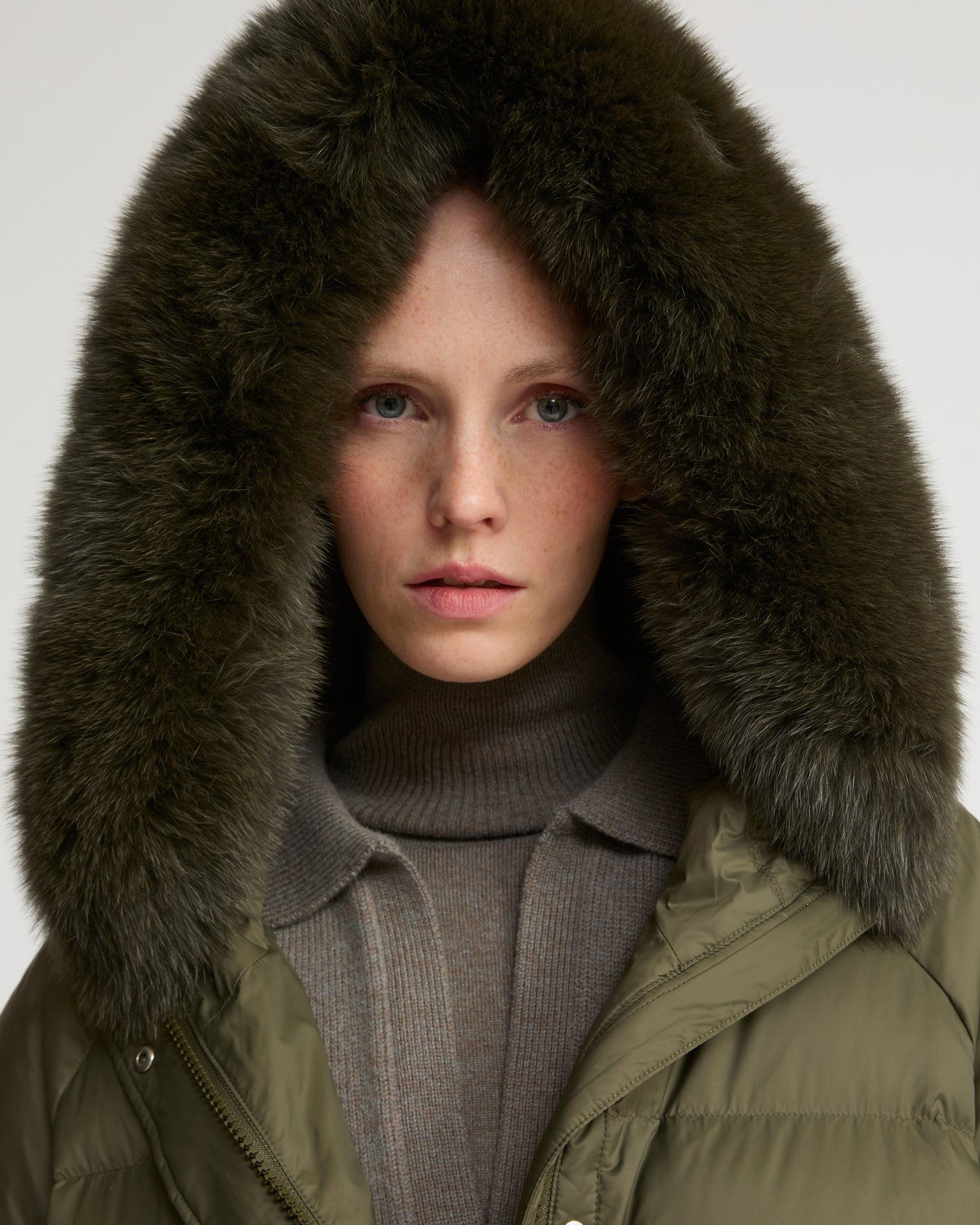 Short down jacket with raglan sleeves and fox fur trim - Yves Salomon
