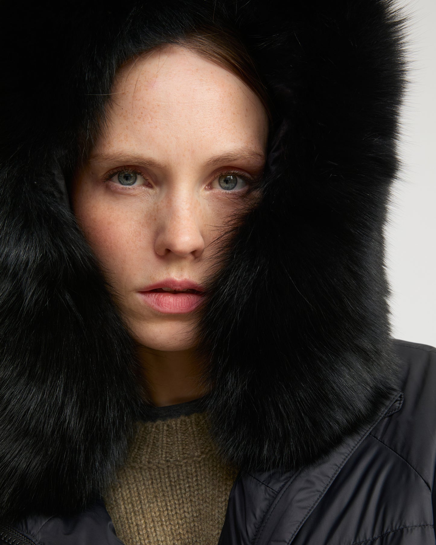 Short down jacket with raglan sleeves and fox fur trim - Yves Salomon