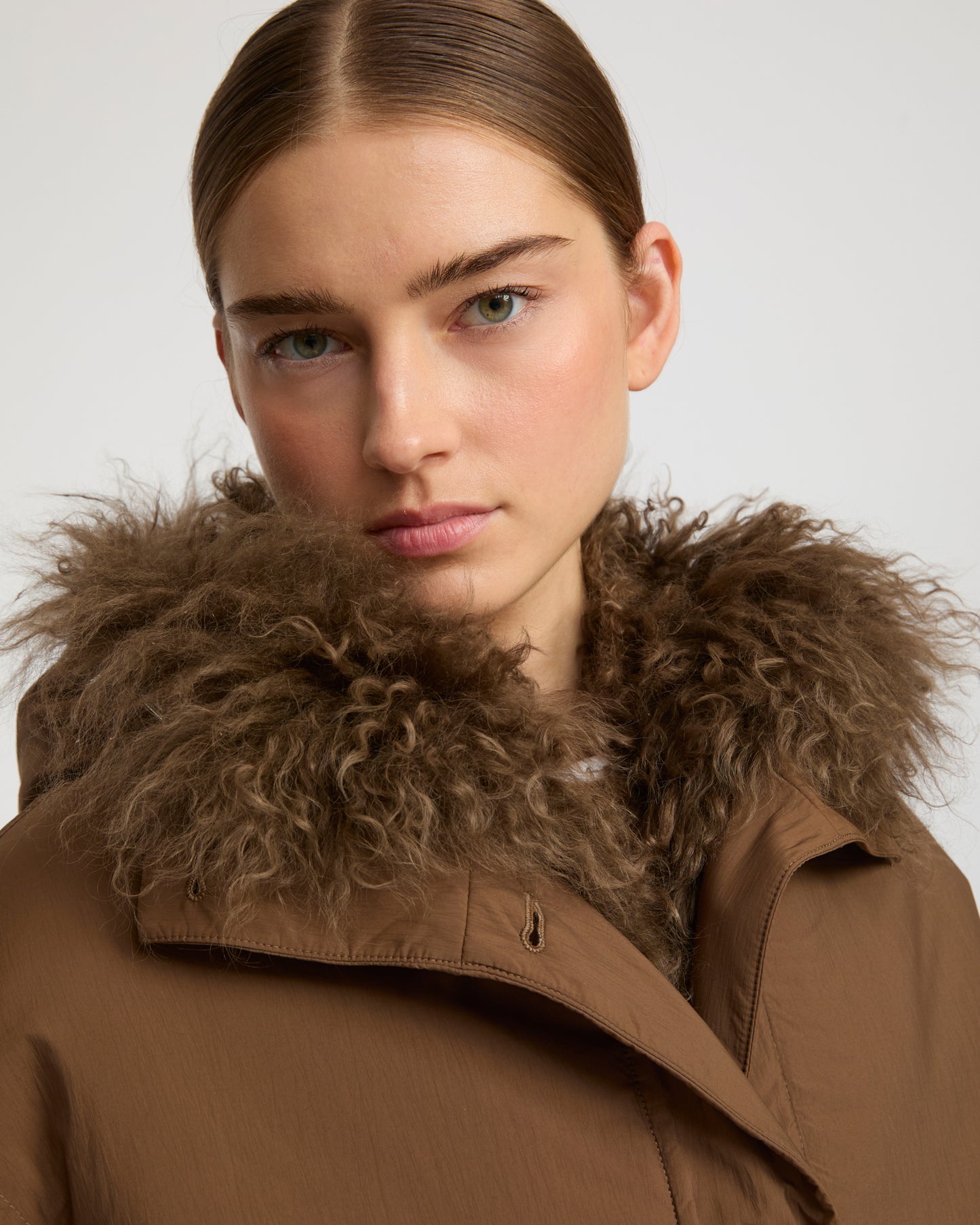 Short ultra-light down jacket with curly lambskin trim - Yves Salomon