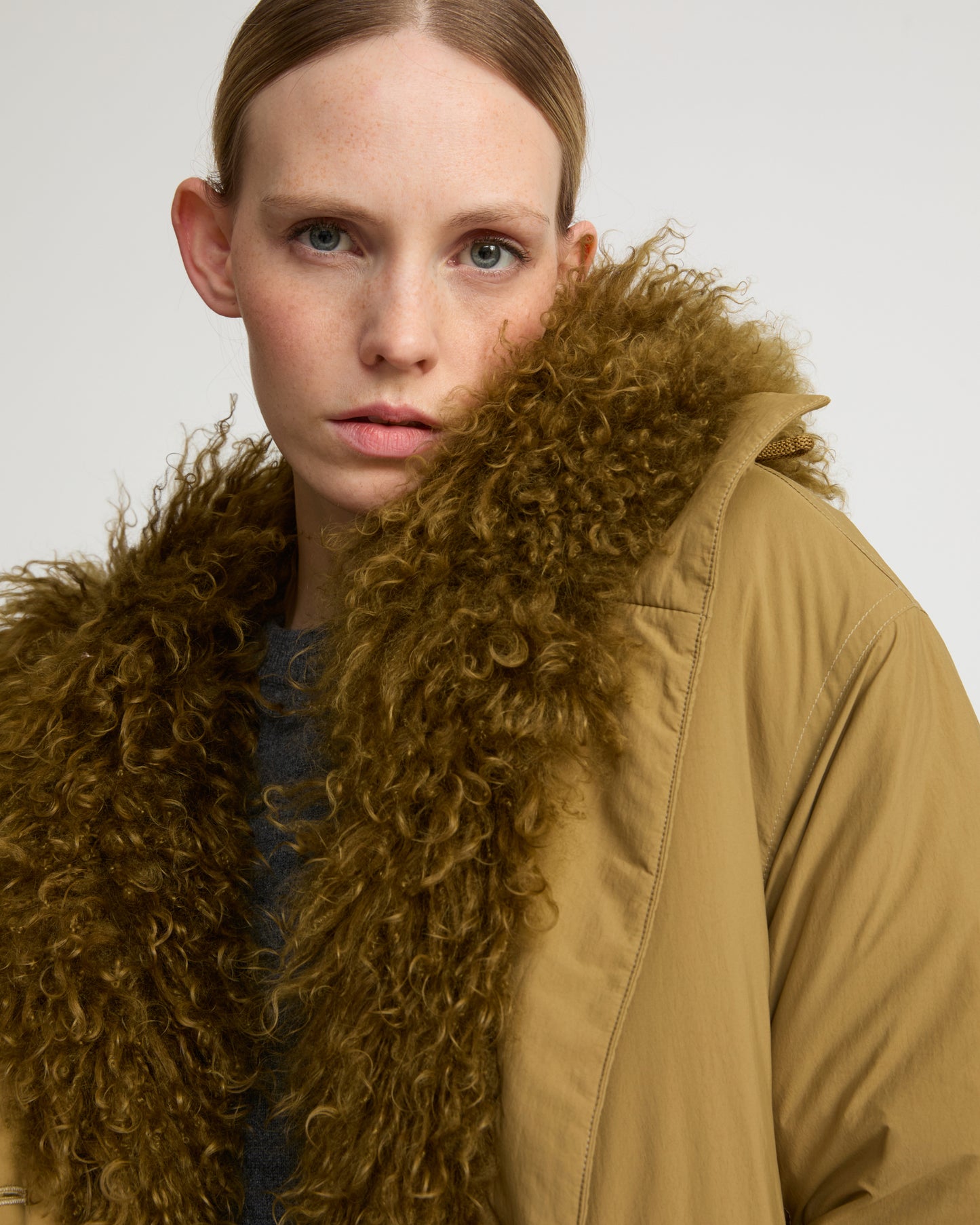Short ultra-light down jacket with curly lambskin trim - Yves Salomon