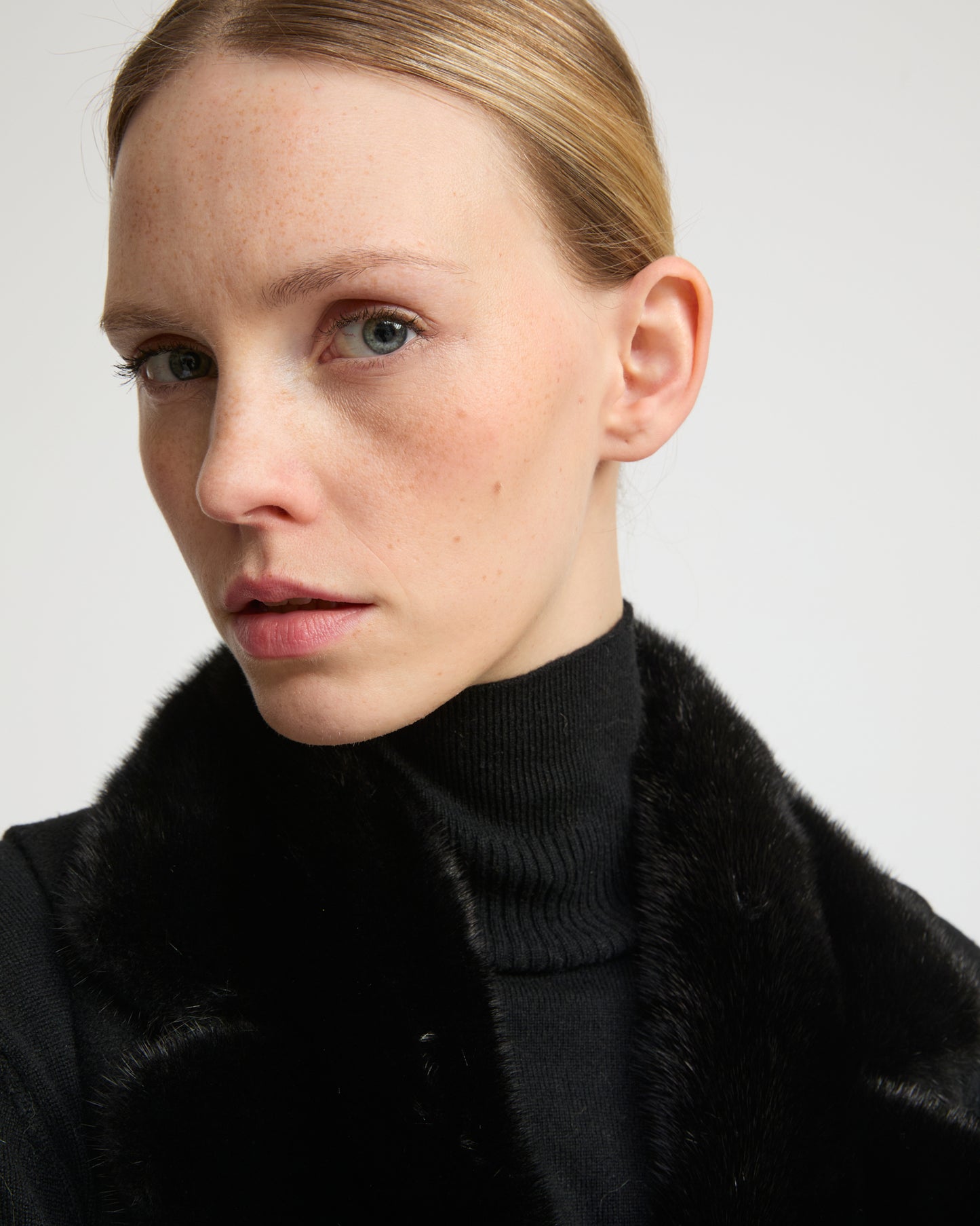 Long cashmere-blend gilet with detachable mink fur collar - Yves Salomon