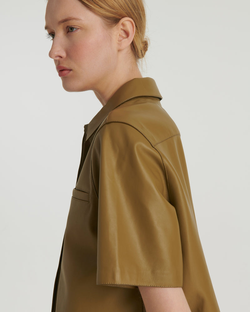 Cropped shirt with short sleeves in leather - khaki - Yves Salomon