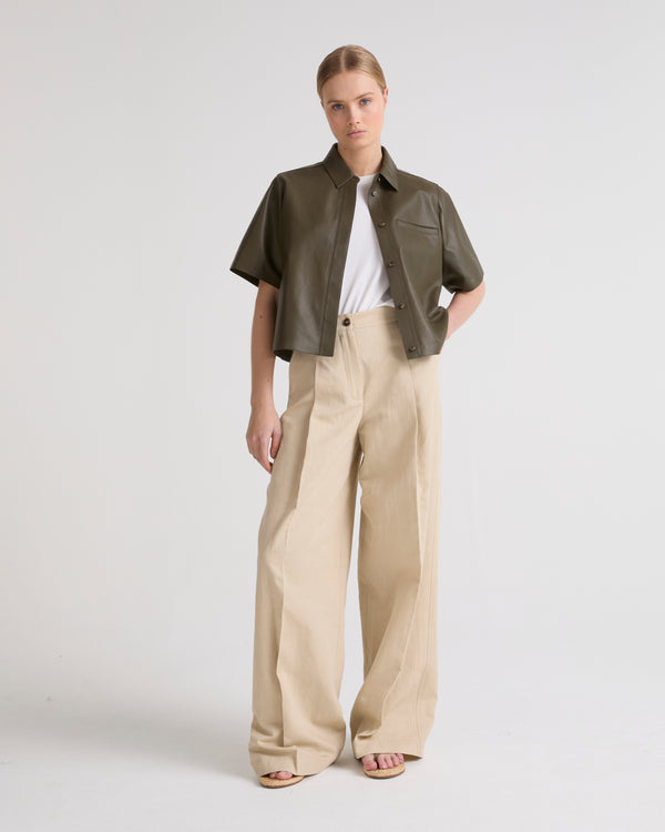 Cropped shirt with short sleeves in lamb leather