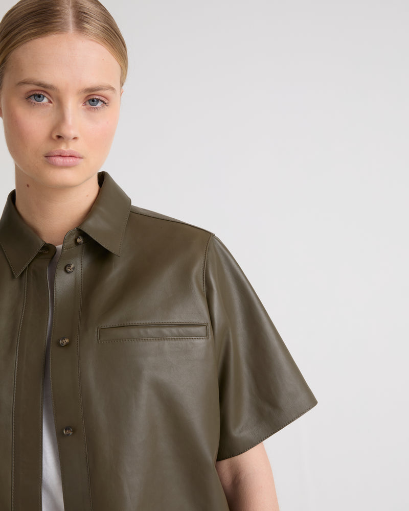 Cropped shirt with short sleeves in leather