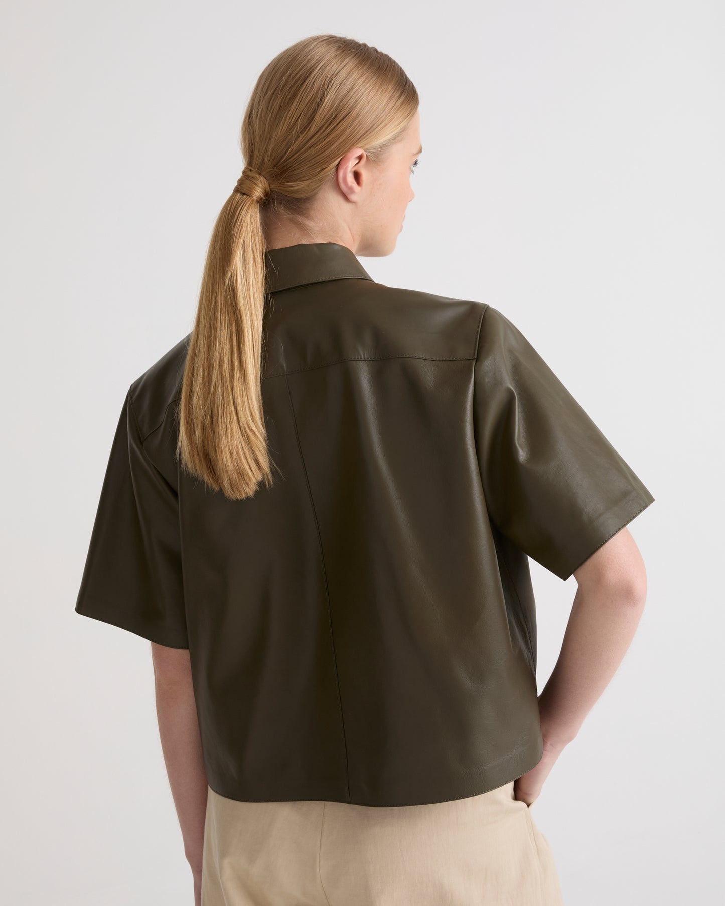 Cropped shirt with short sleeves in lamb leather