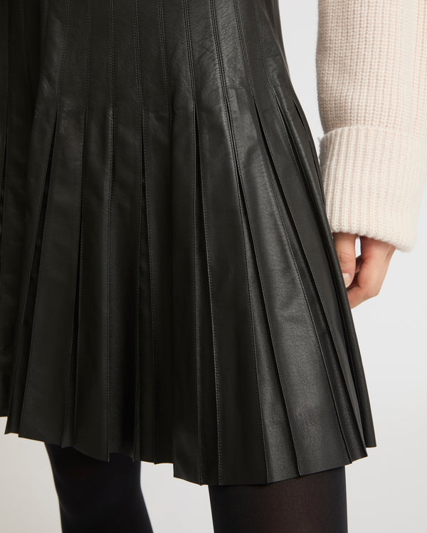 Pleated mini skirt in thin lambskin leather - black