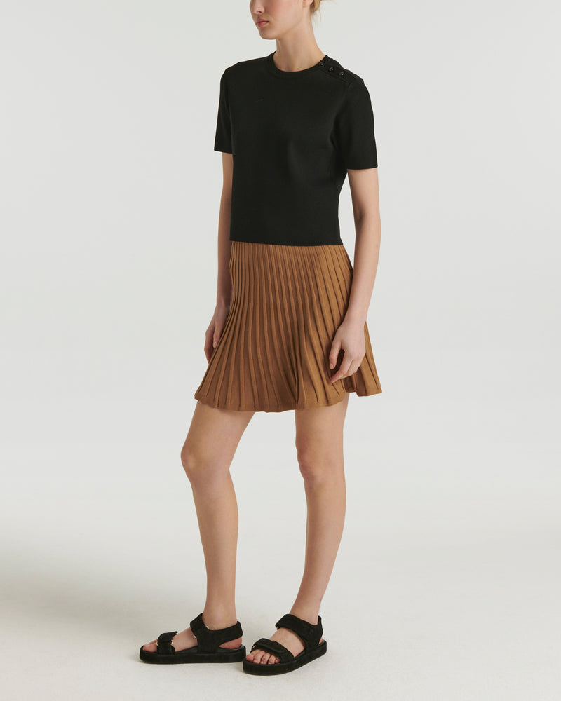 Short pleated skirt