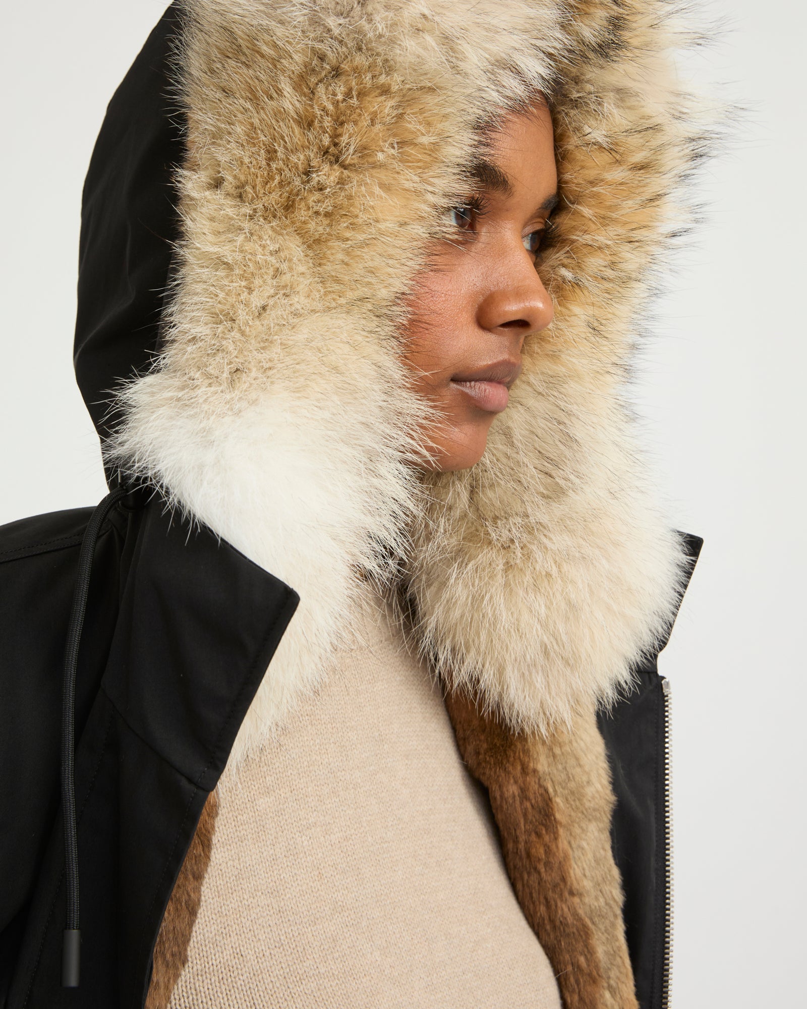 Short parka in technical fabric, rabbit and coyote fur - black