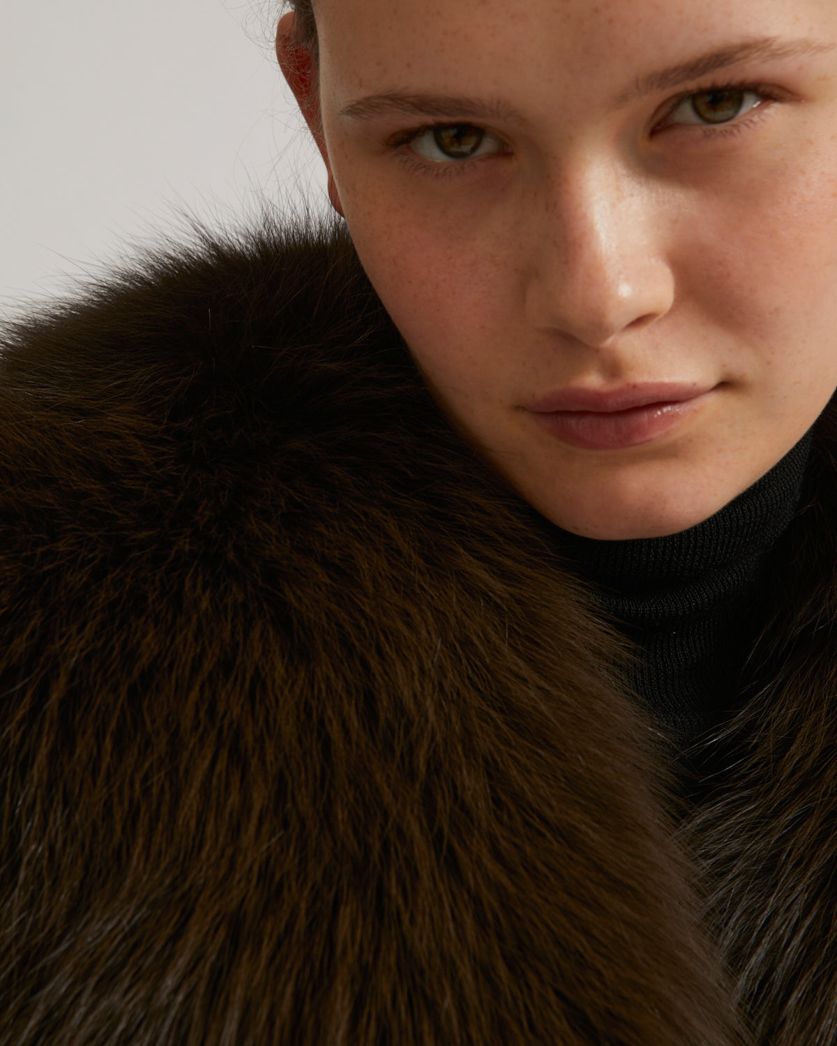 Belted coat in cashmere wool with fox fur collar and lapel - khaki - Yves Salomon