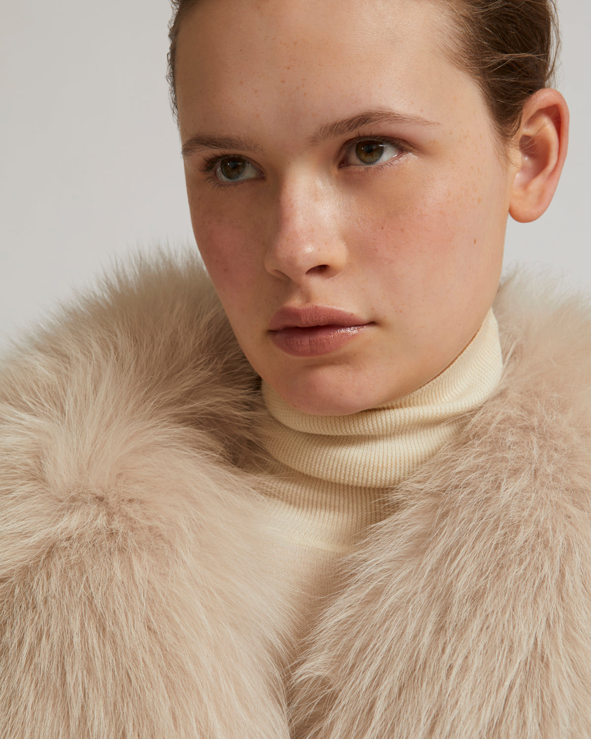 Belted coat in cashmere wool with fox fur collar and lapel - pinkish beige - Yves Salomon