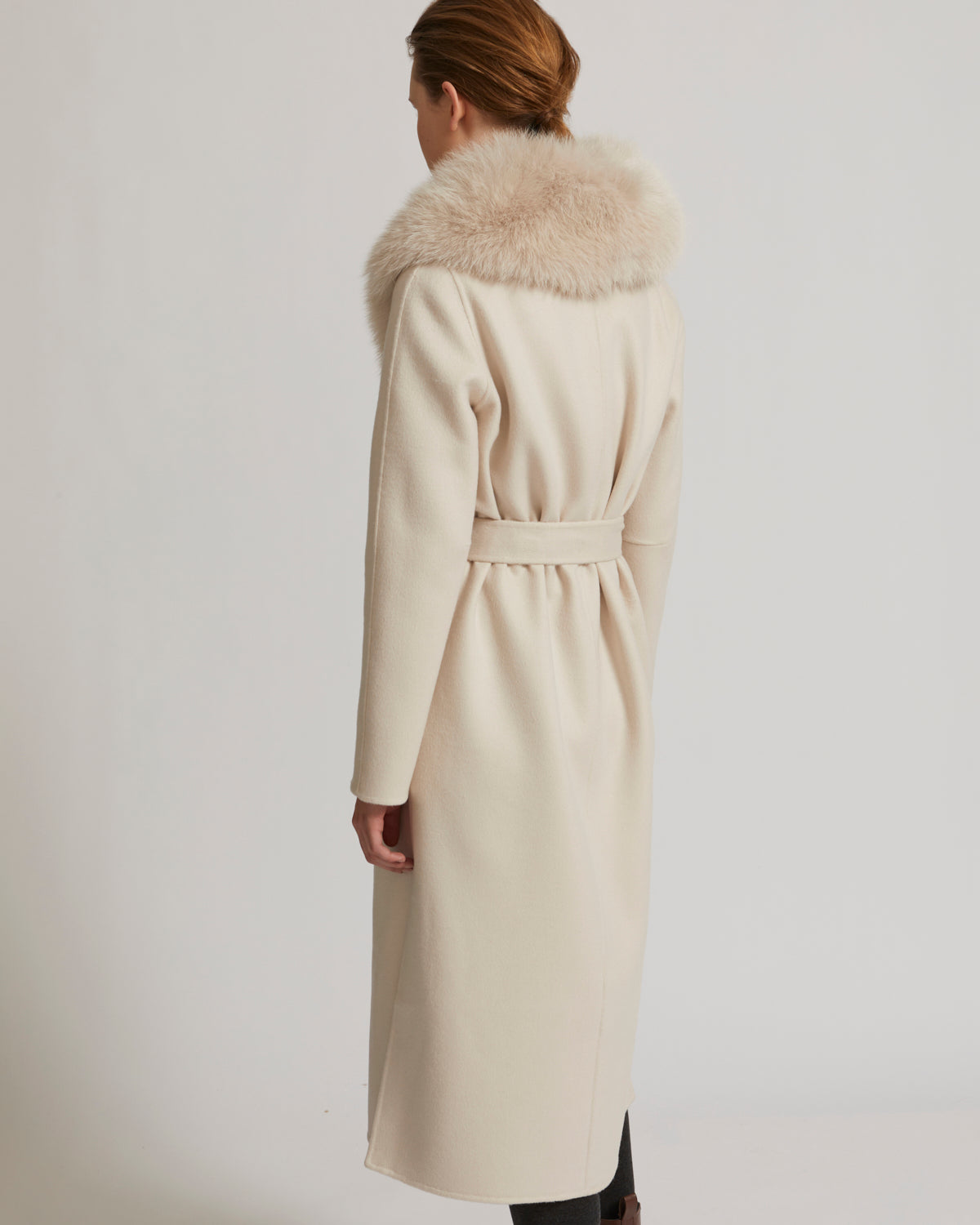Belted coat in cashmere wool with fox fur collar and lapel - pinkish beige - Yves Salomon