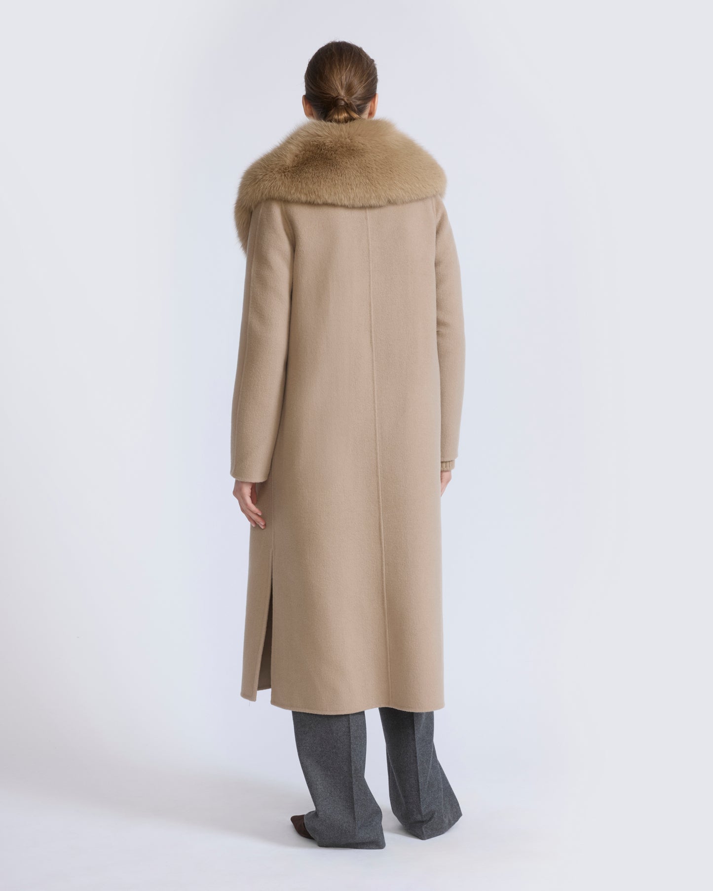 Belted coat in cashmere wool with fox fur collar and lapel - Yves Salomon - New Fall/Winter Collection