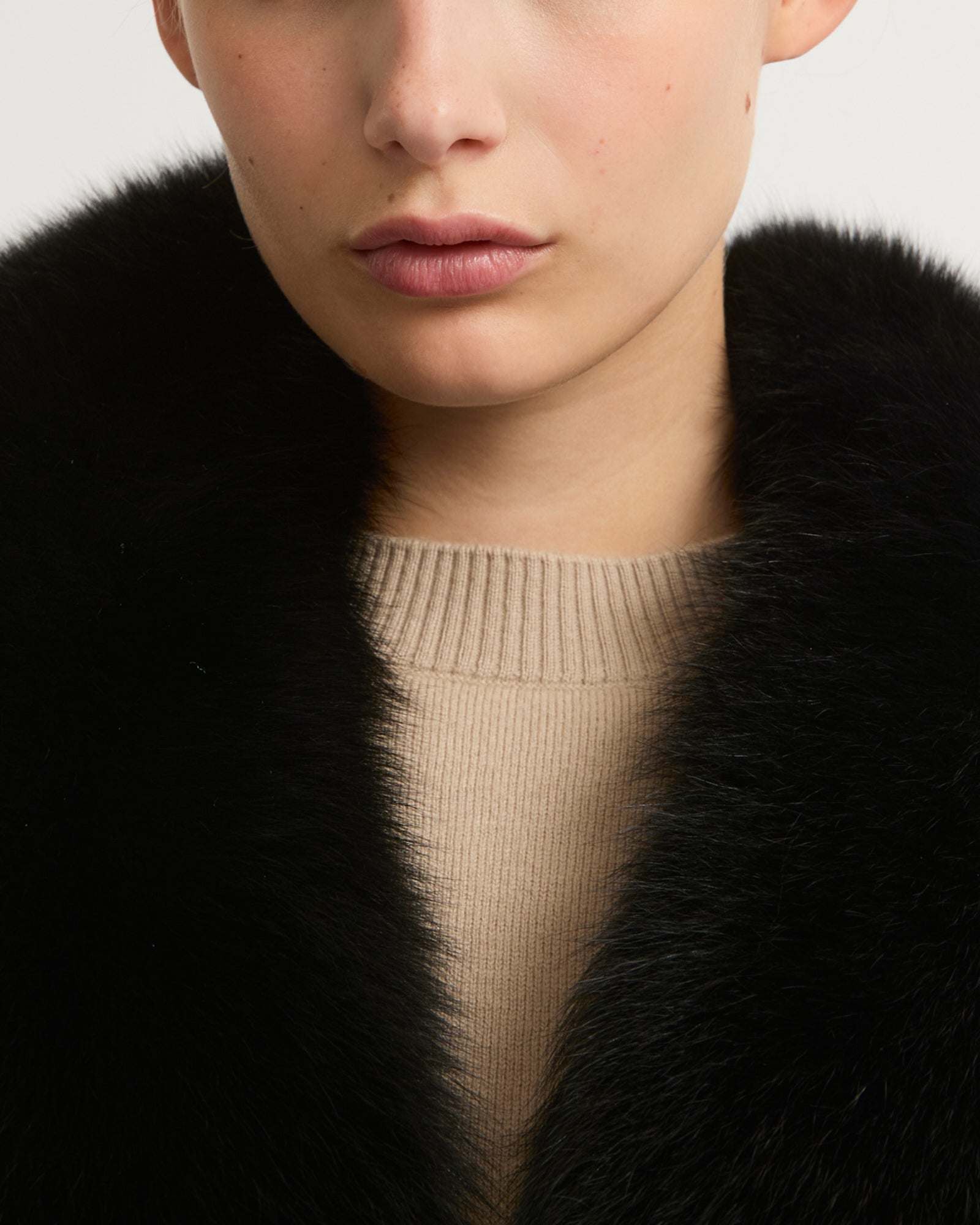 Belted coat in cashmere wool with fox fur collar and lapel - black