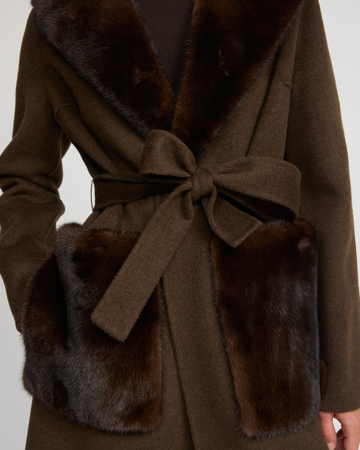 Belted coat in cashmere wool with mink fur collar and over-pockets