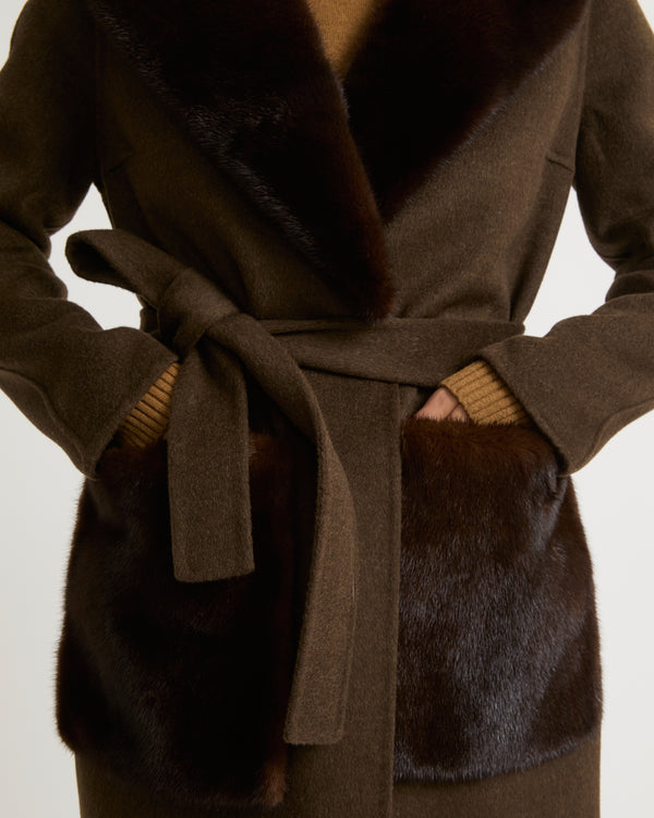 Belted coat in cashmere wool with mink fur collar and over-pockets