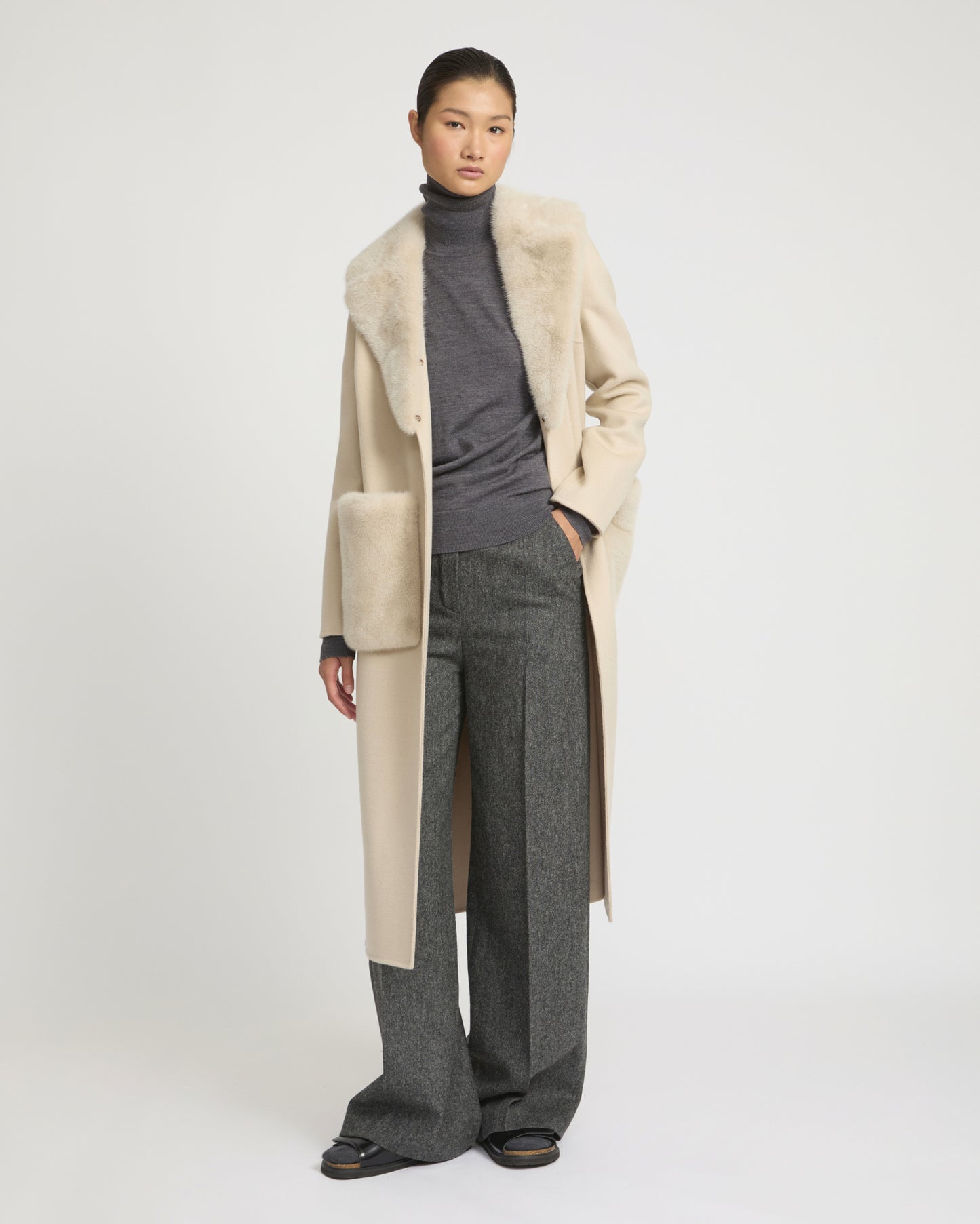 Belted coat in cashmere wool with mink fur collar and over-pockets