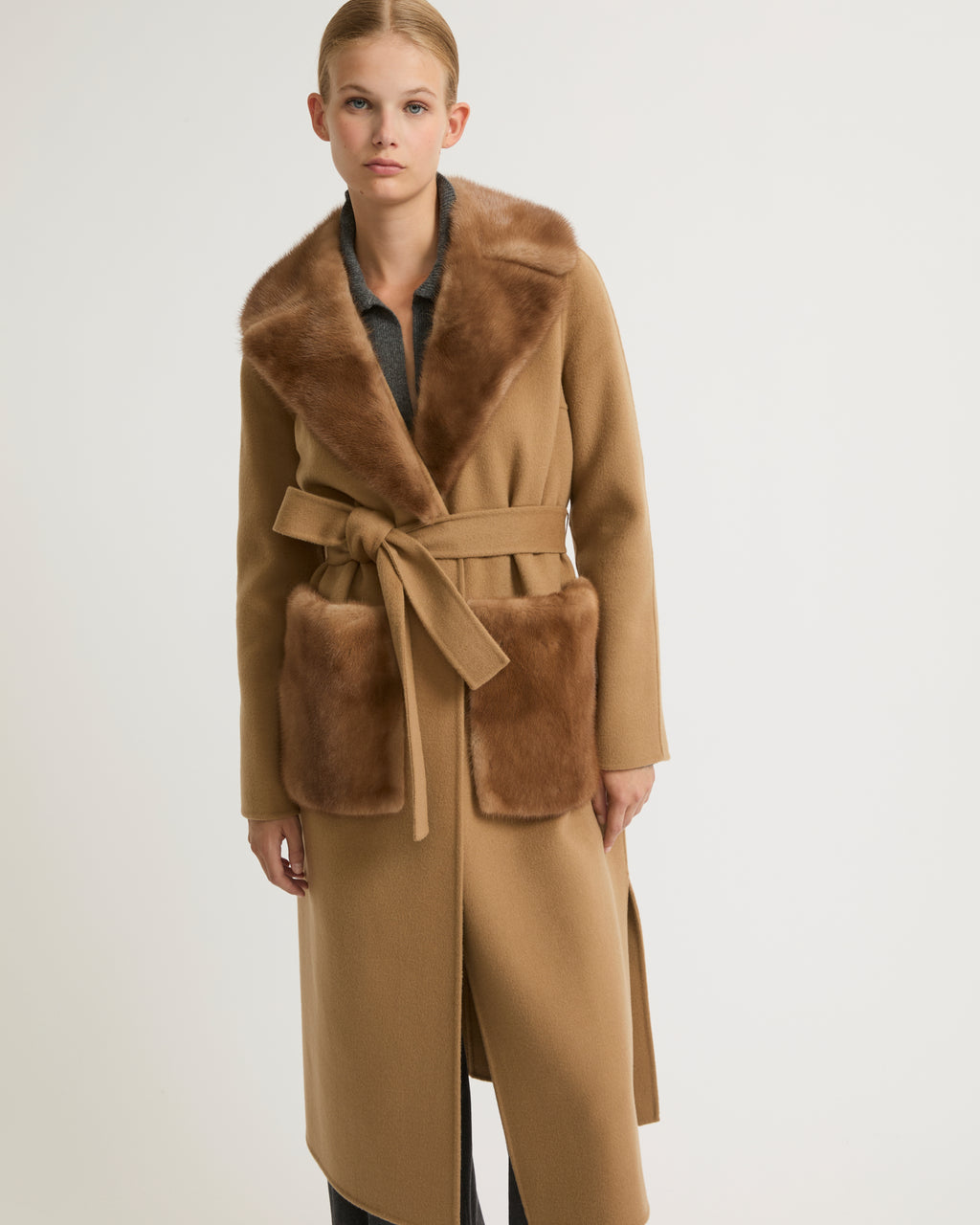 Belted coat in cashmere wool with mink fur collar and over-pockets - camel  - Yves Salomon – Yves Salomon US