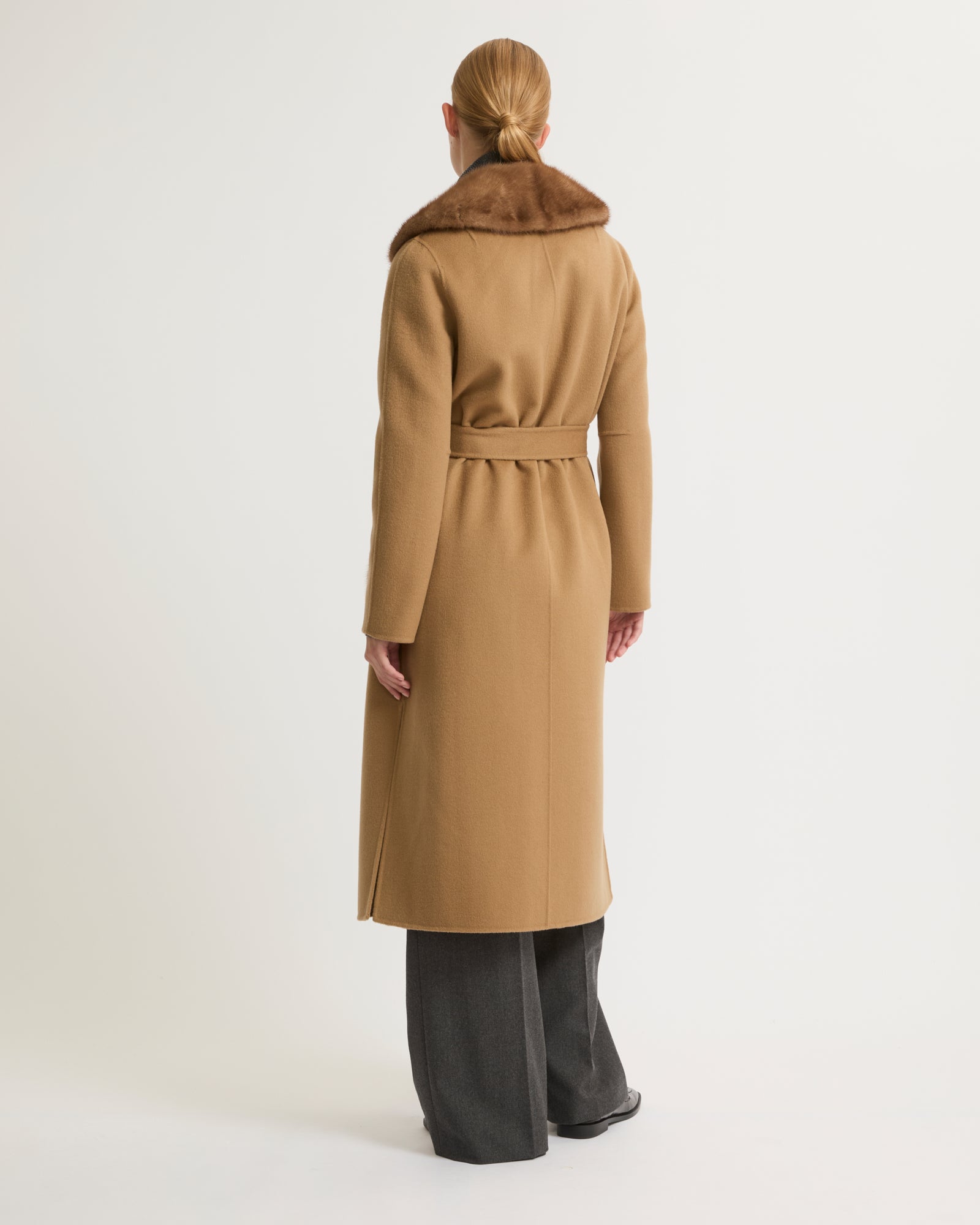 Belted coat in cashmere wool with mink fur collar and over-pockets