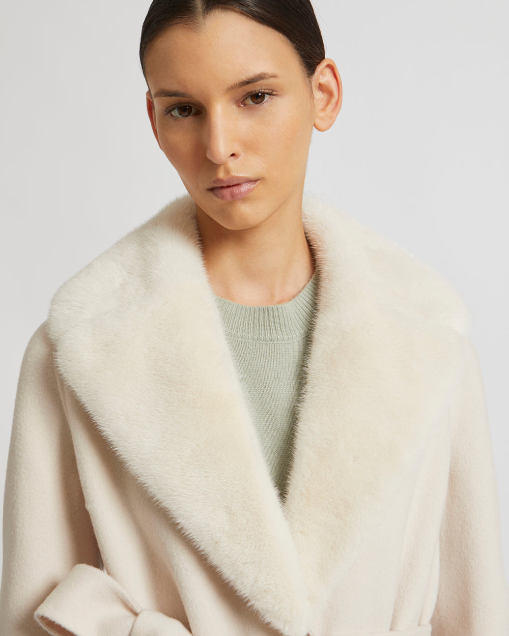 Belted coat in cashmere wool with mink fur collar and over-pockets - pinkish beige - Yves Salomon
