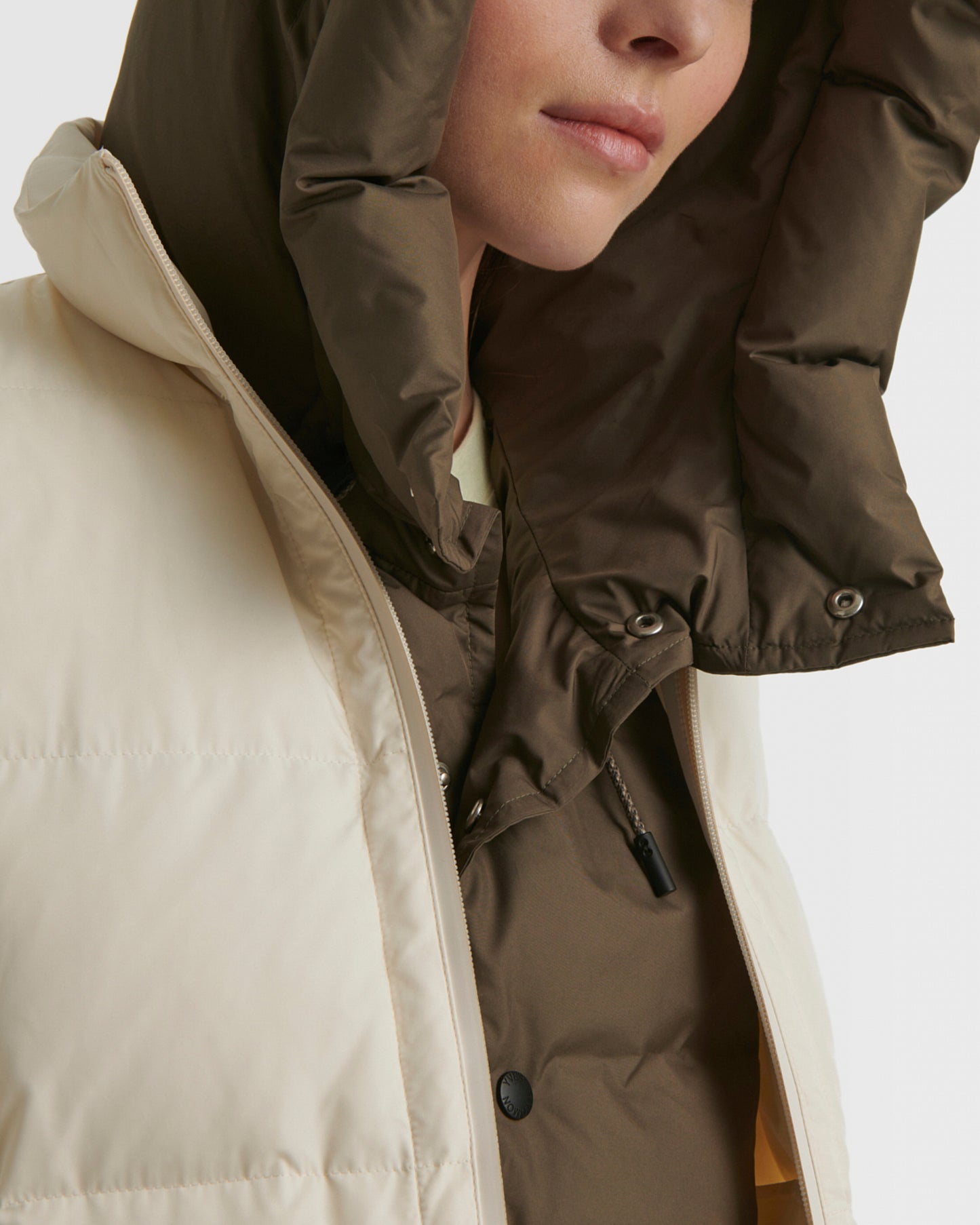 Short foldable down jacket