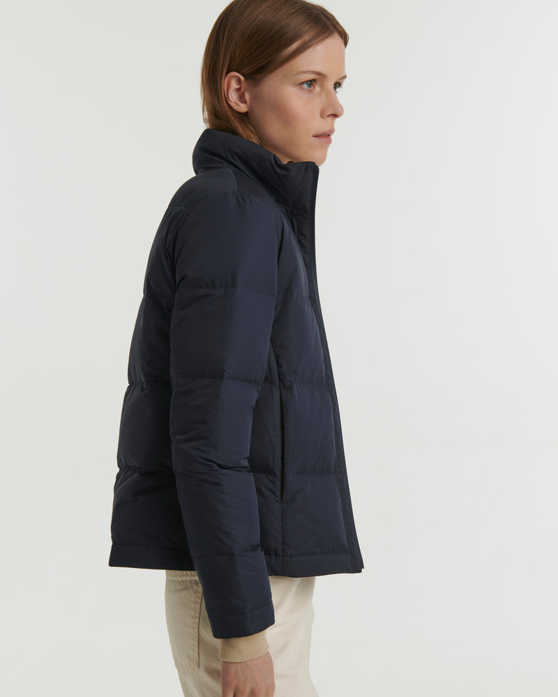 Short foldable down jacket