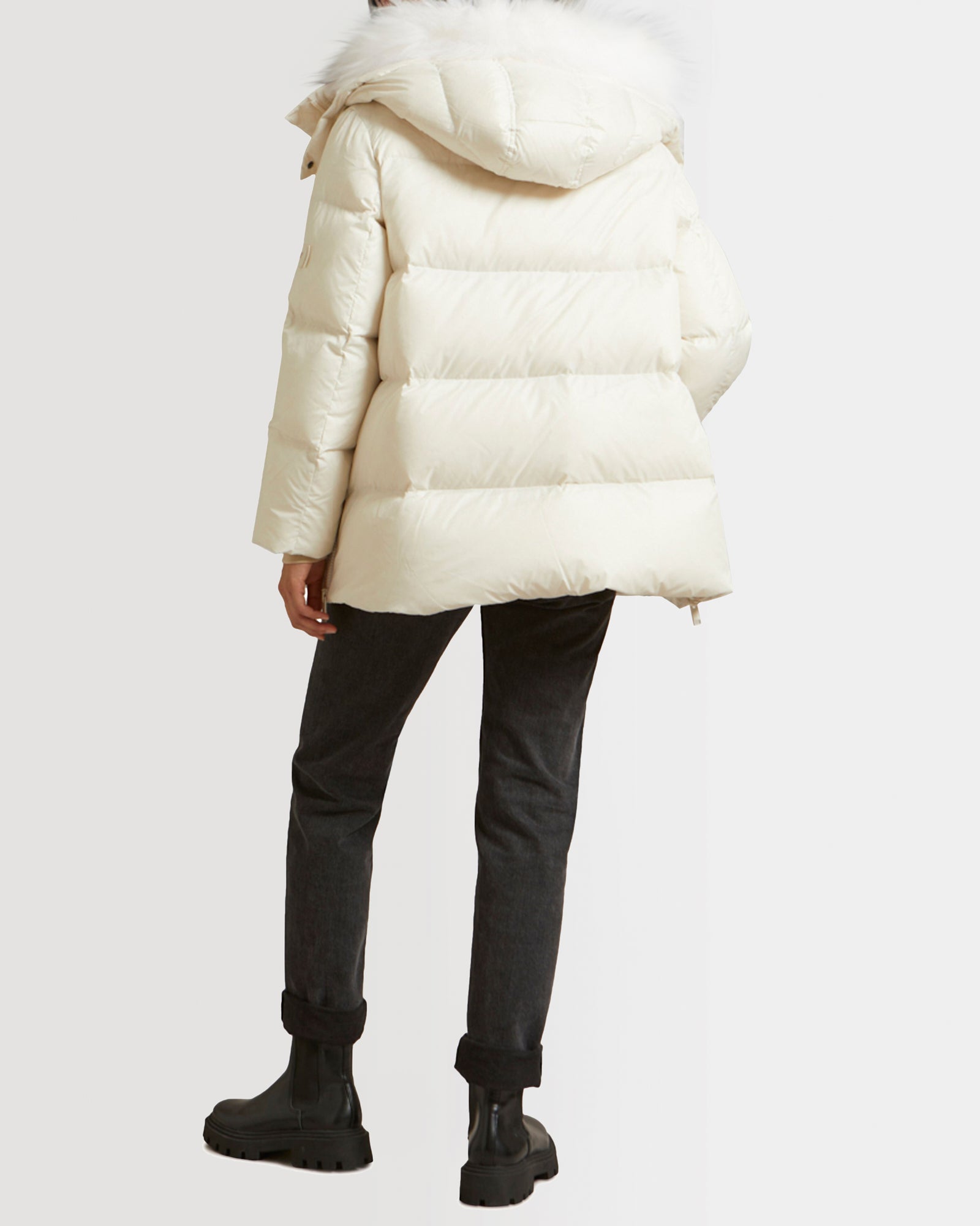 A line down jacket with fluffy lambswool collar - white