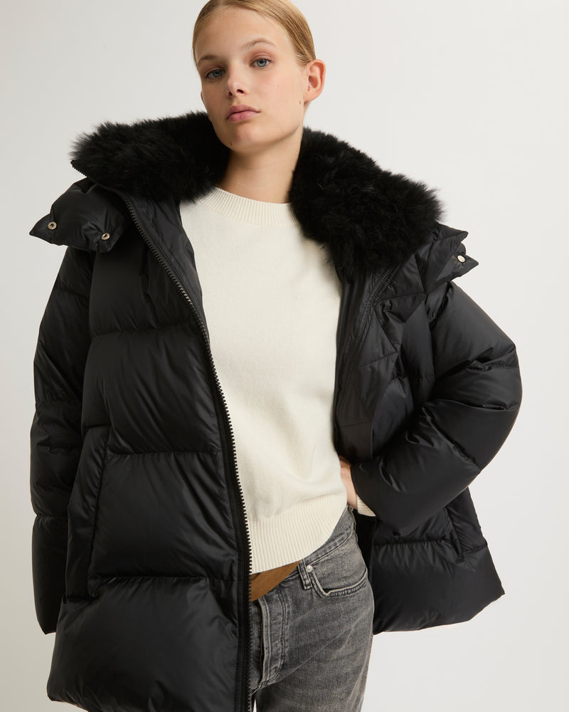 A line down jacket in water-repellent technical fabric with fluffy lambswool collar