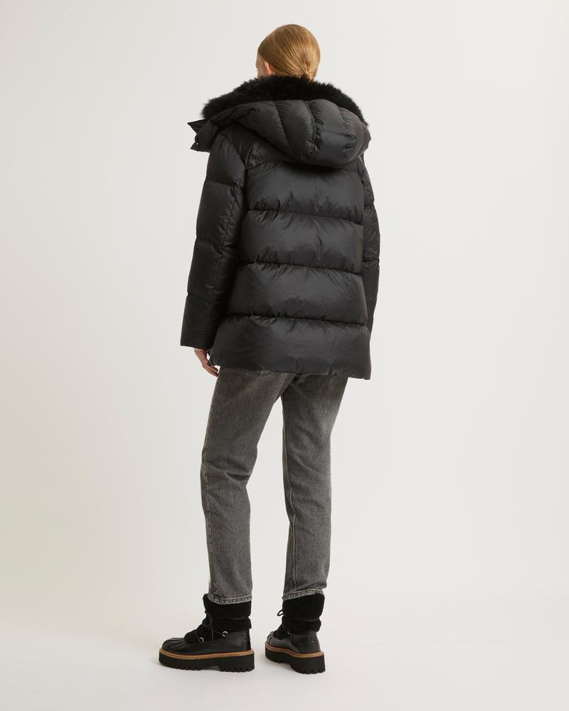 A line down jacket in water-repellent technical fabric with fluffy lambswool collar