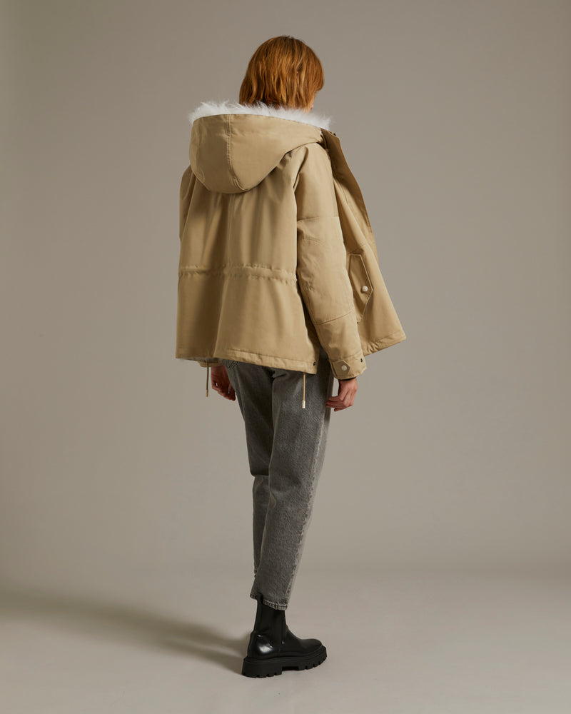 Cropped reversible parka in weather-resistant technical fabric and fluffy lambswool - beige - Yves Salomon