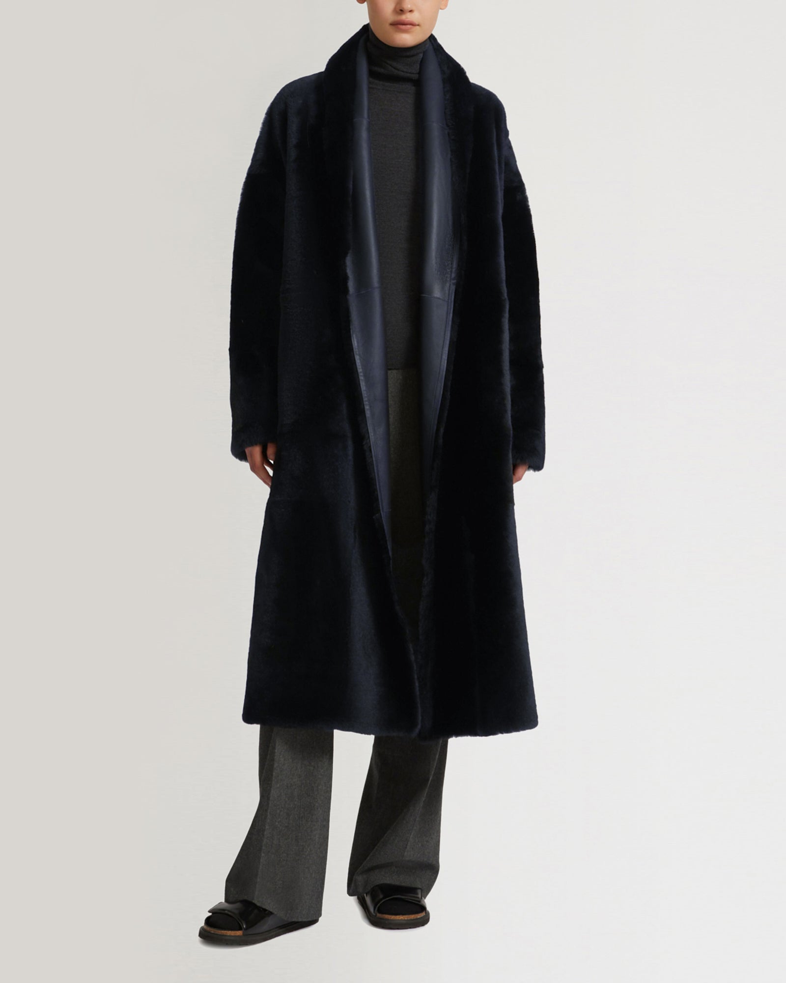 Long belted coat in lamb - bluish black - Yves Salomon – Yves