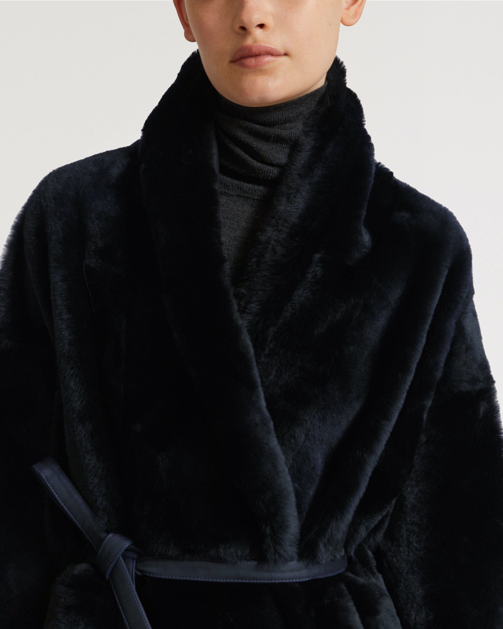 Long belted coat in lamb - bluish black - Yves Salomon – Yves