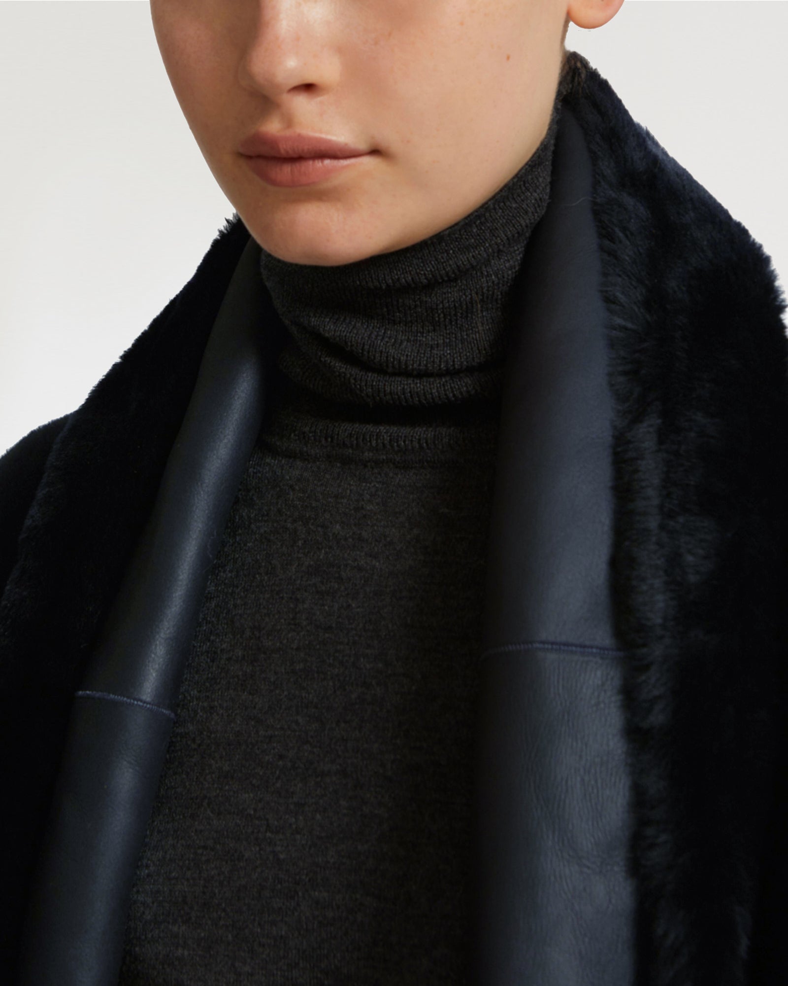 Long belted coat in lamb - bluish black - Yves Salomon – Yves