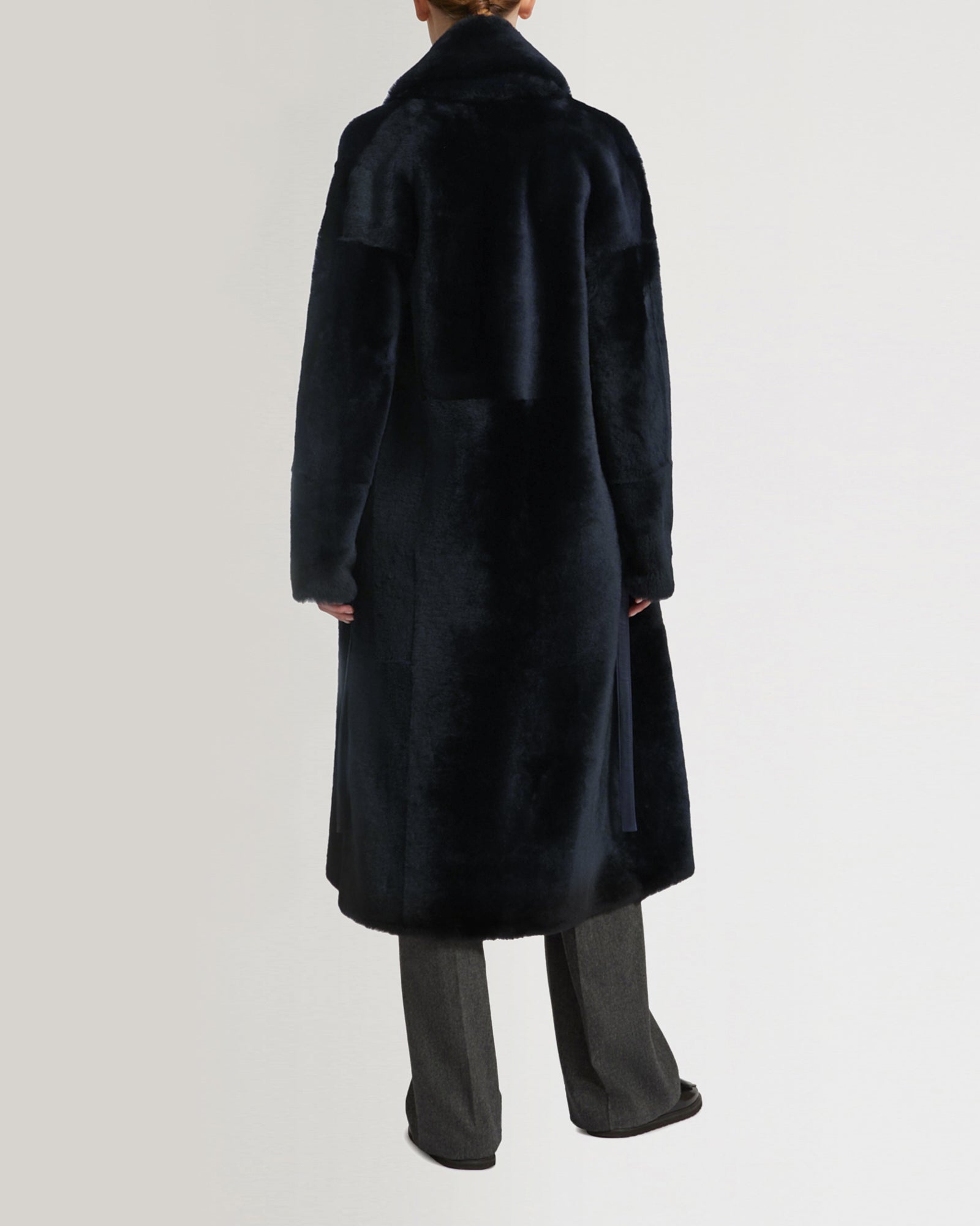 Long belted coat in lamb - bluish black - Yves Salomon – Yves