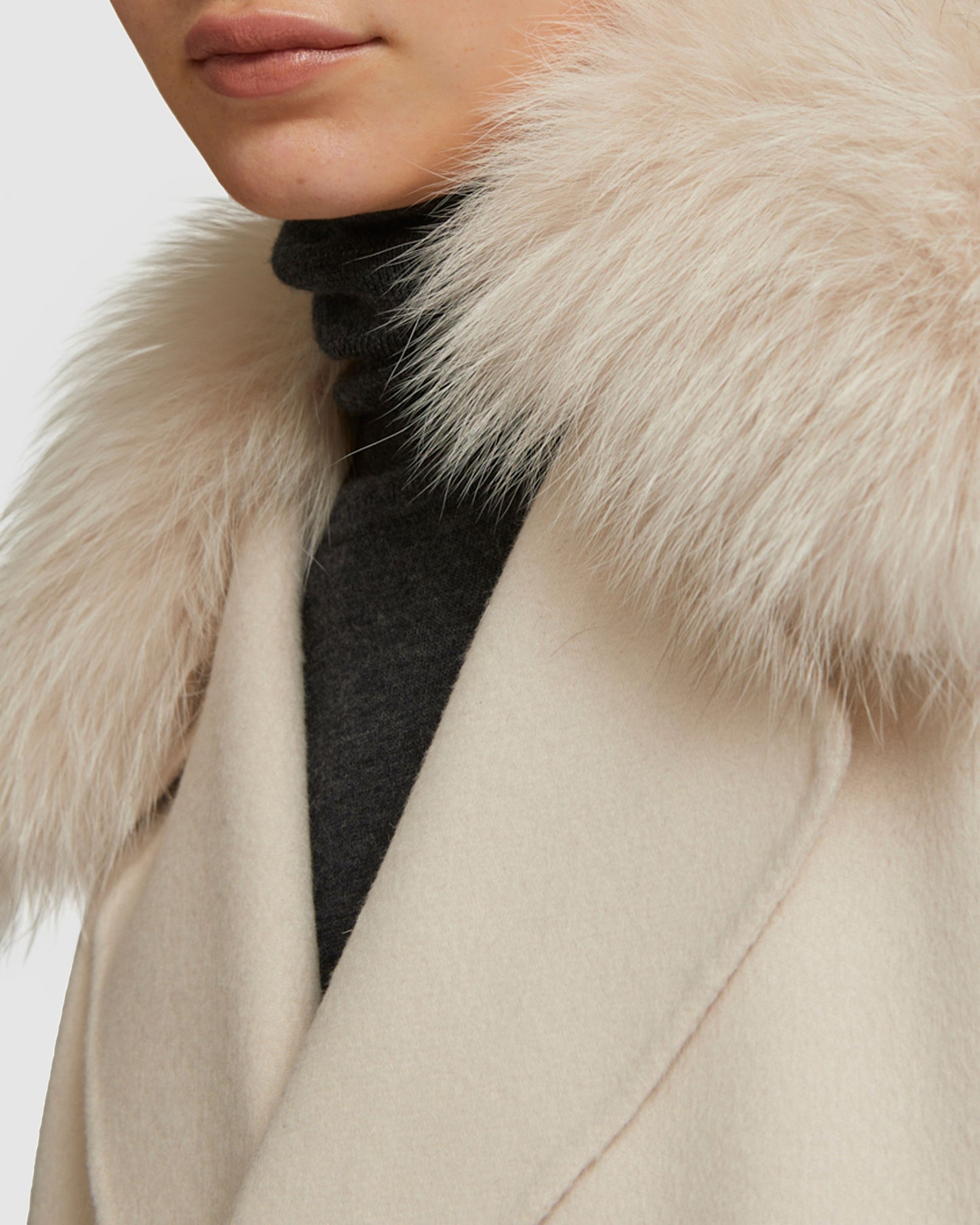 Cashmere wool peacot with fox fur collar