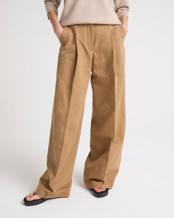 Pleated trousers in cotton-linen fabric